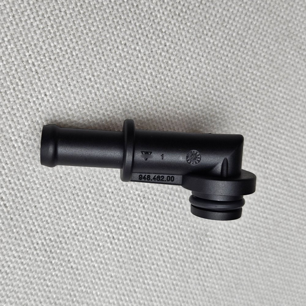 Auto Spare Car Parts Alternator Cooling Hose Flange Connector for Porsche Cayenne Panamera OE 94810646200