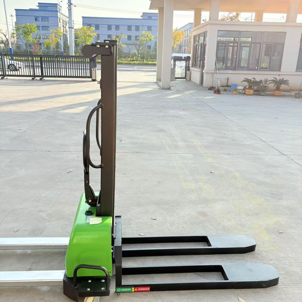 Self Loading Stacker 500kg 700kg 1 Ton Electric Pallet Truck Hydraulic Lifter Portable Electric Stacker for Car