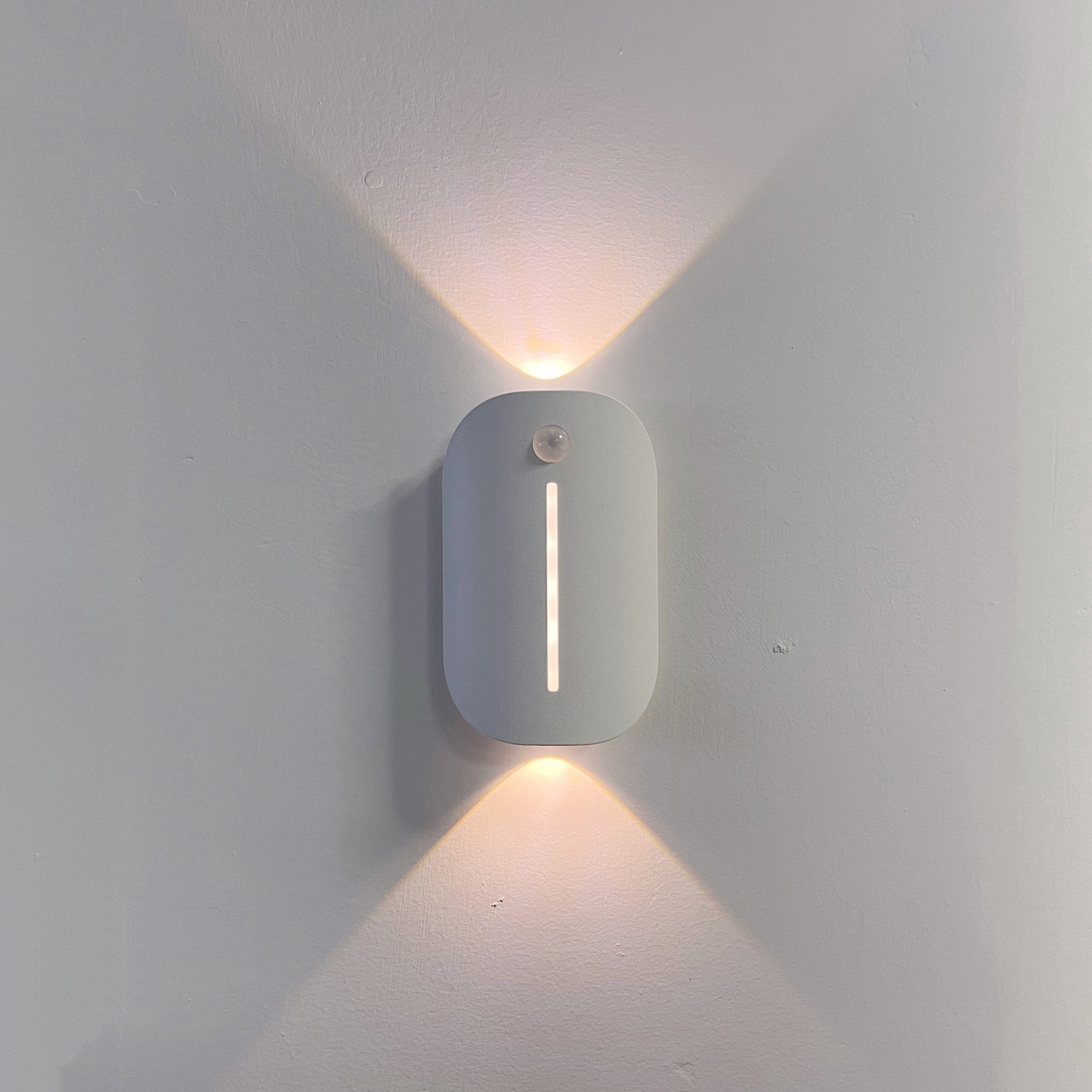 Modern Indoor Lighting up Down 3 Color Dimmable 5v Usb Rechargeable Kitchen Cabinet Closet Wardrobe Led Motion Sensor Light