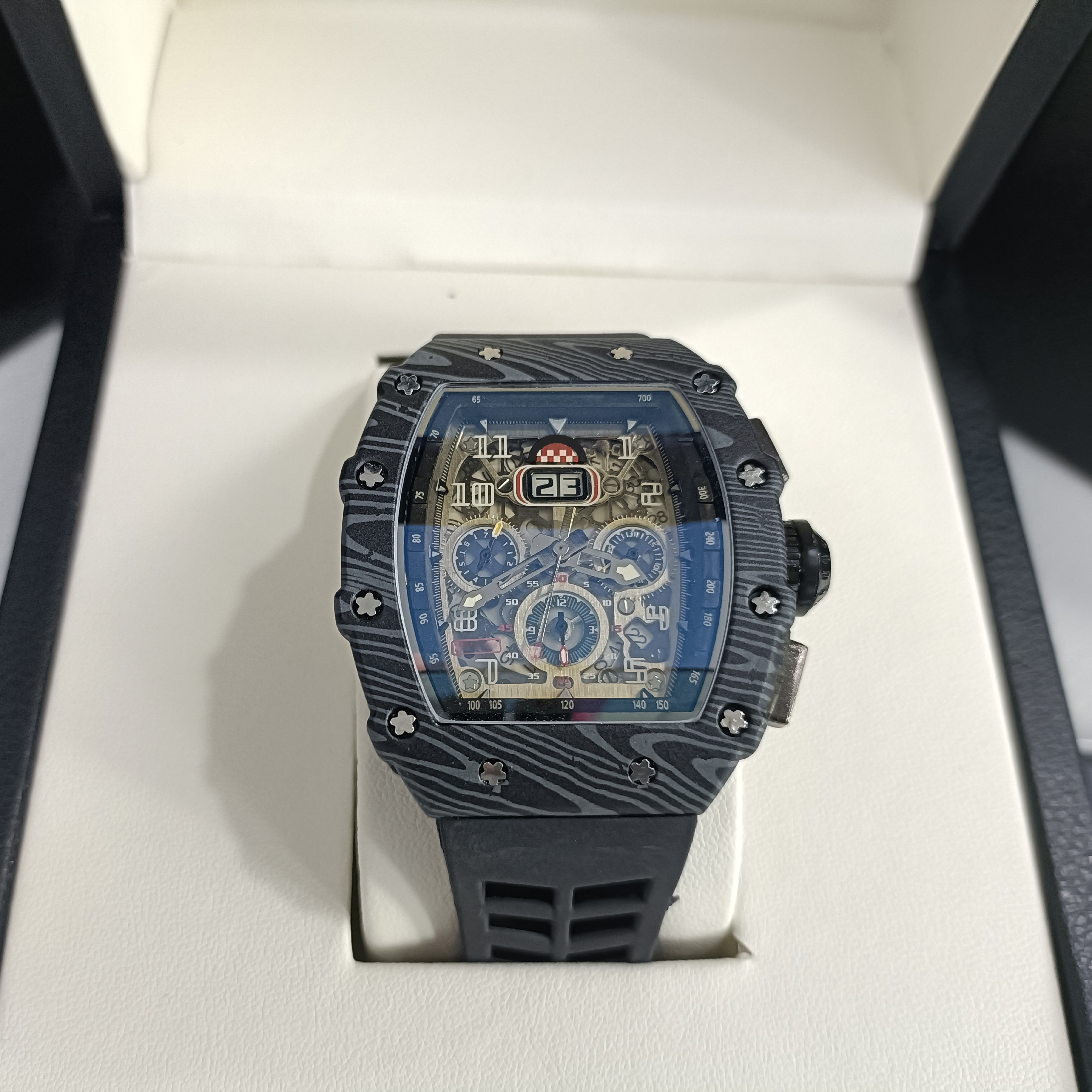 2024 New Fashion Trendy Men's Designer Quartz Watch High End Business Style Dial Glass Window Silicone Band 18mm Width Buckle
