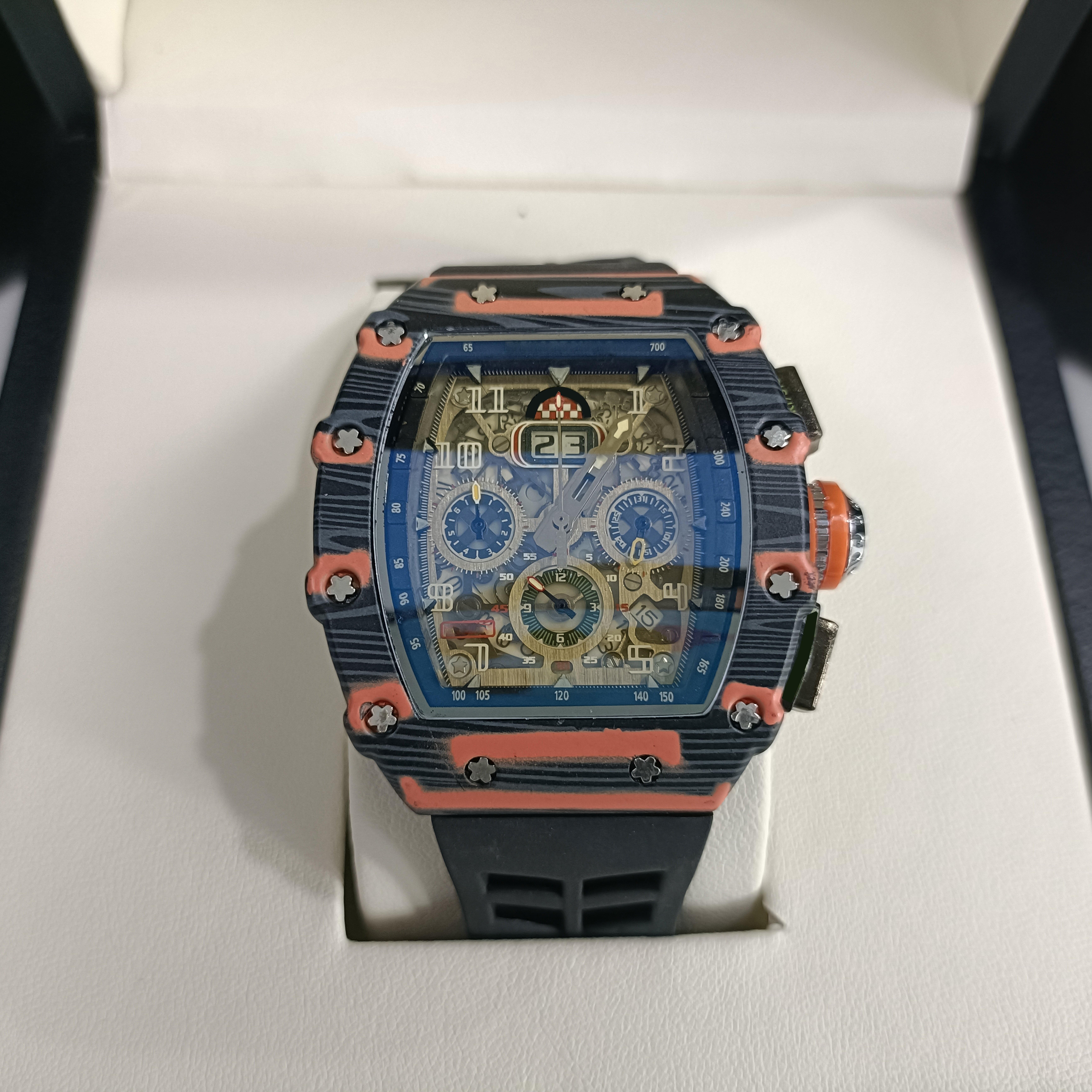 2024 New Fashion Trendy Men's Designer Quartz Watch High End Business Style Dial Glass Window Silicone Band 18mm Width Buckle
