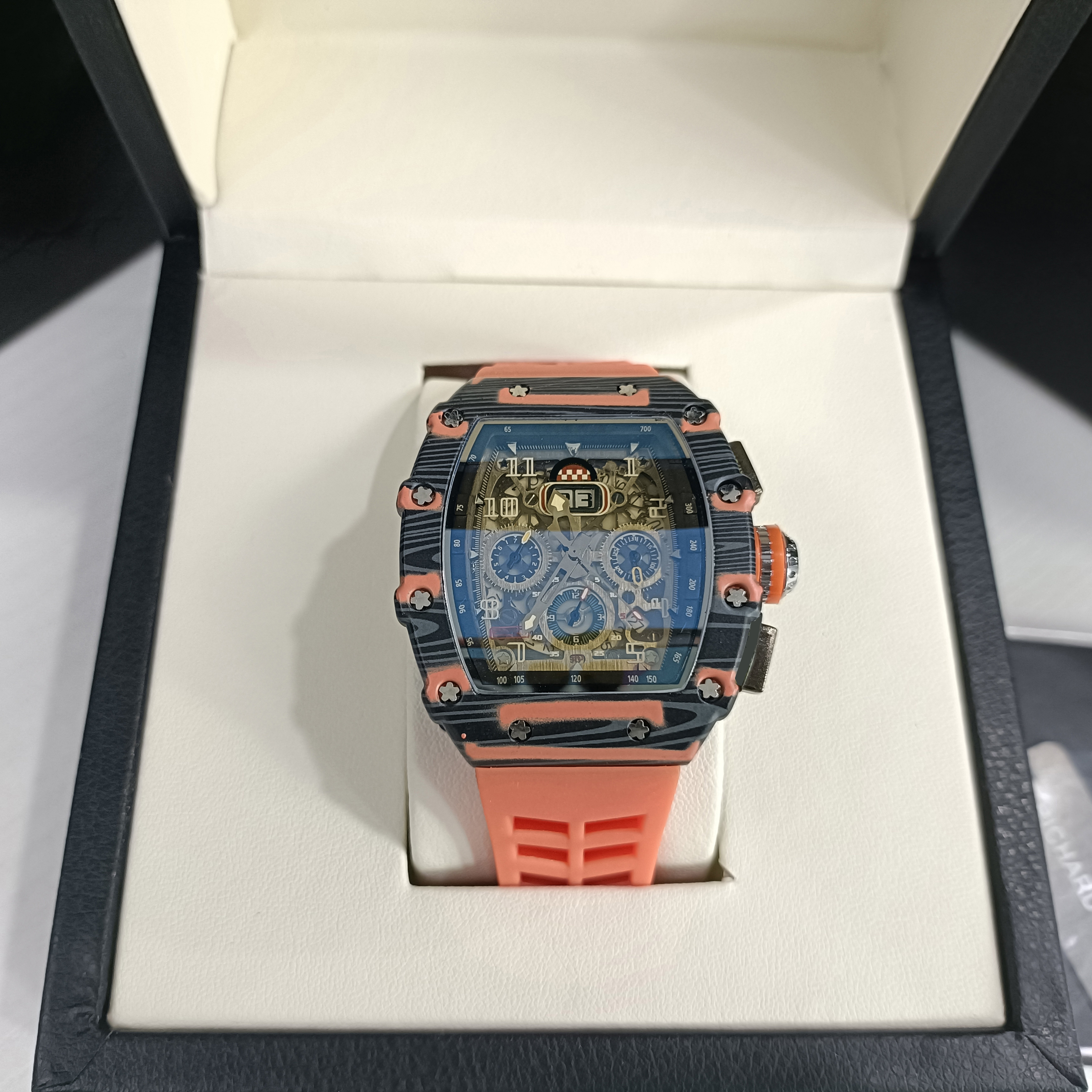 2024 New Fashion Trendy Men's Designer Quartz Watch High End Business Style Dial Glass Window Silicone Band 18mm Width Buckle
