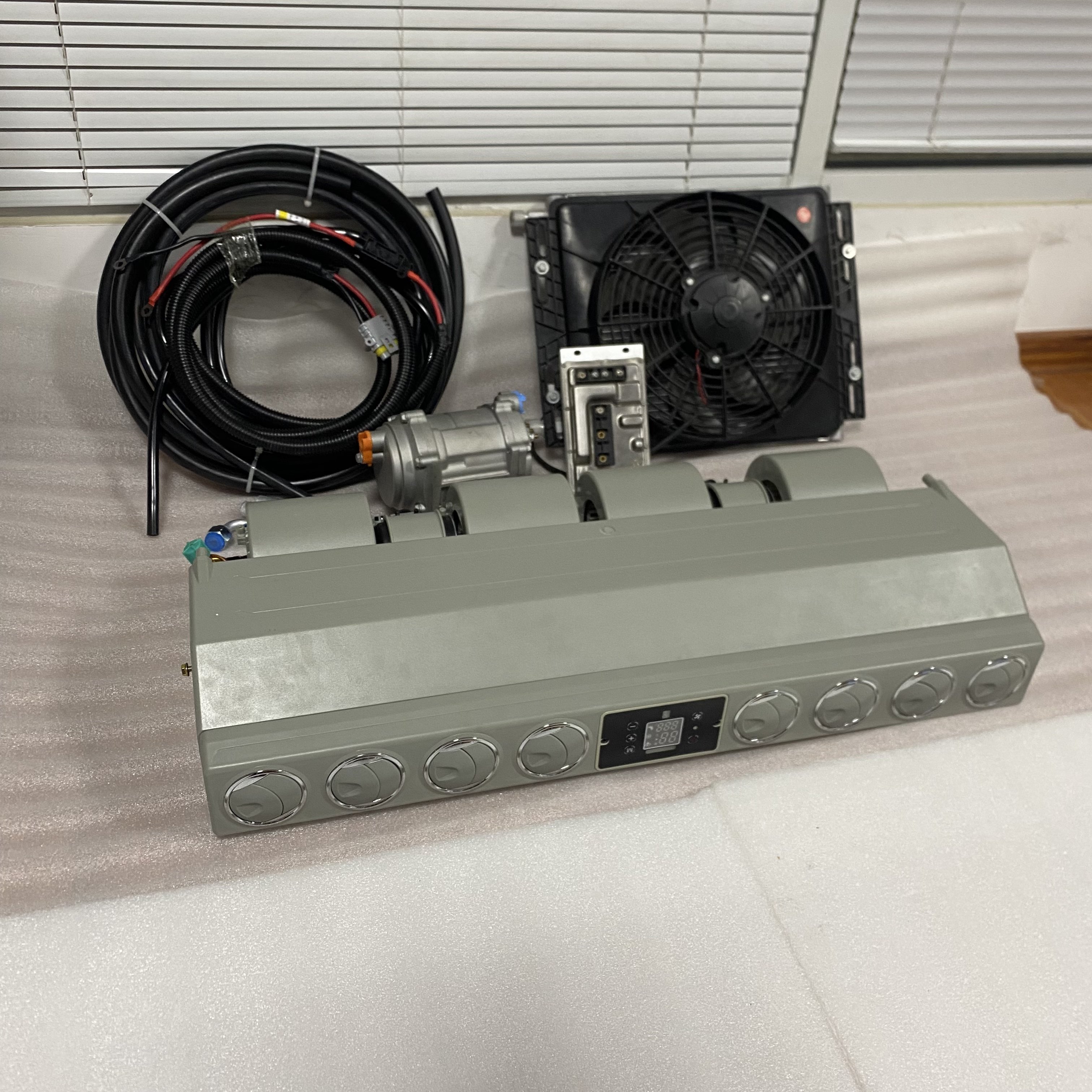 12V Parking Air Conditioner 24V Truck AC Unit Battery Power Electric Truck Air Conditioner
