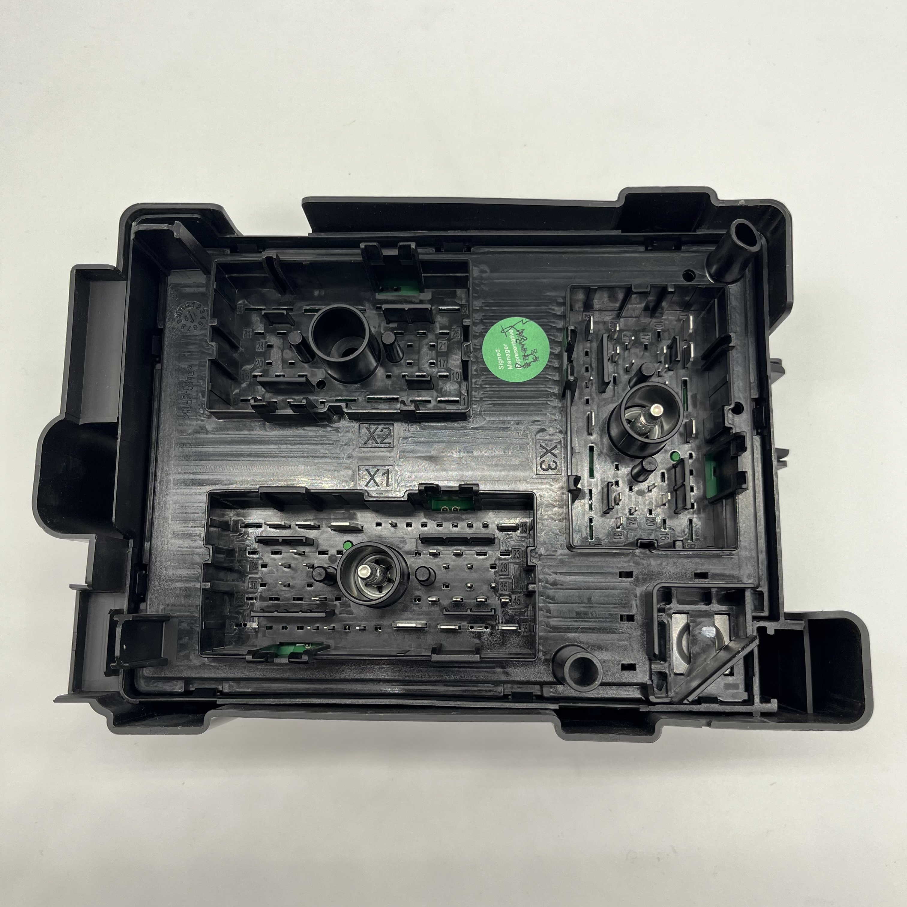 Auto Parts Battery Distribution Engine Front Compartment Fuse Box for buick Encore Chevrolet TRAX 26313447 26303208