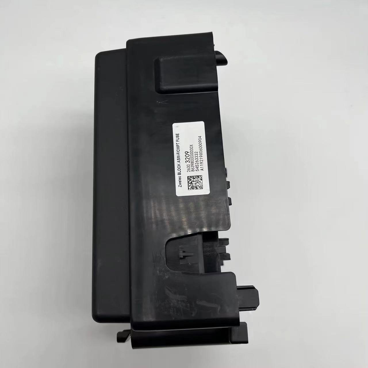 Auto Parts Battery Distribution Engine Front Compartment Fuse Box for buick Encore Chevrolet TRAX 26313447 26303208