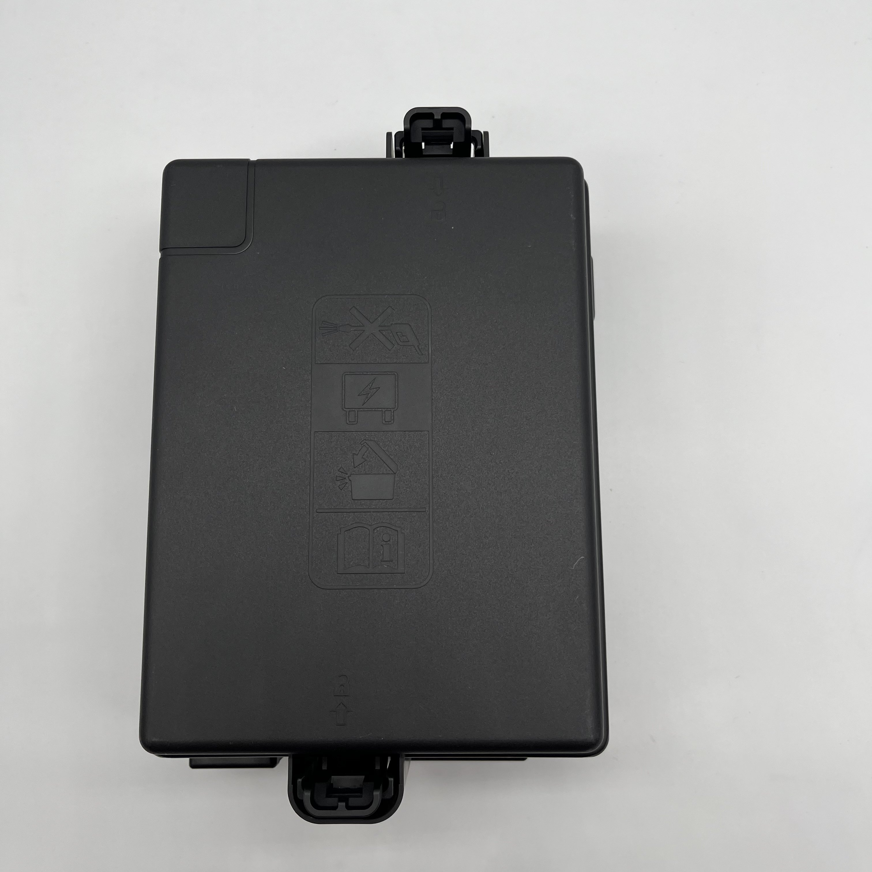 Auto Parts Battery Distribution Engine Front Compartment Fuse Box for buick Encore Chevrolet TRAX 26313447 26303208