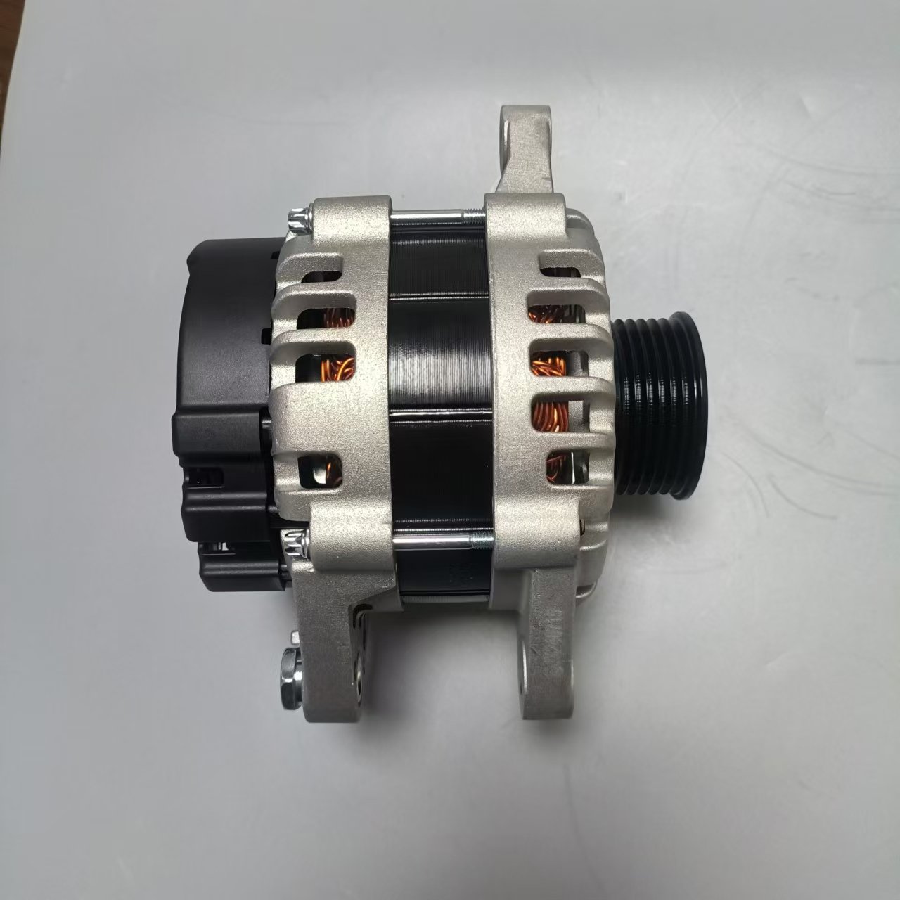 Popular Selling 12V 90A Car Alternator 37300-2B101 37300-2B400 Alternator Assembly Suitable for Hyundai Accent