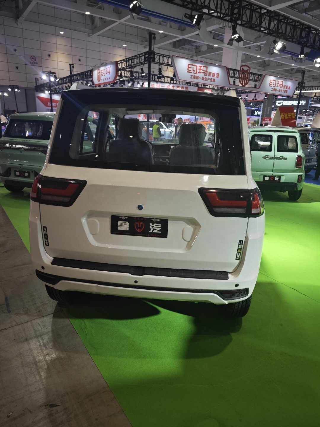 Top Fashion Ev Car Electric Low Speed Car Electric Four-Wheeled Vehicle