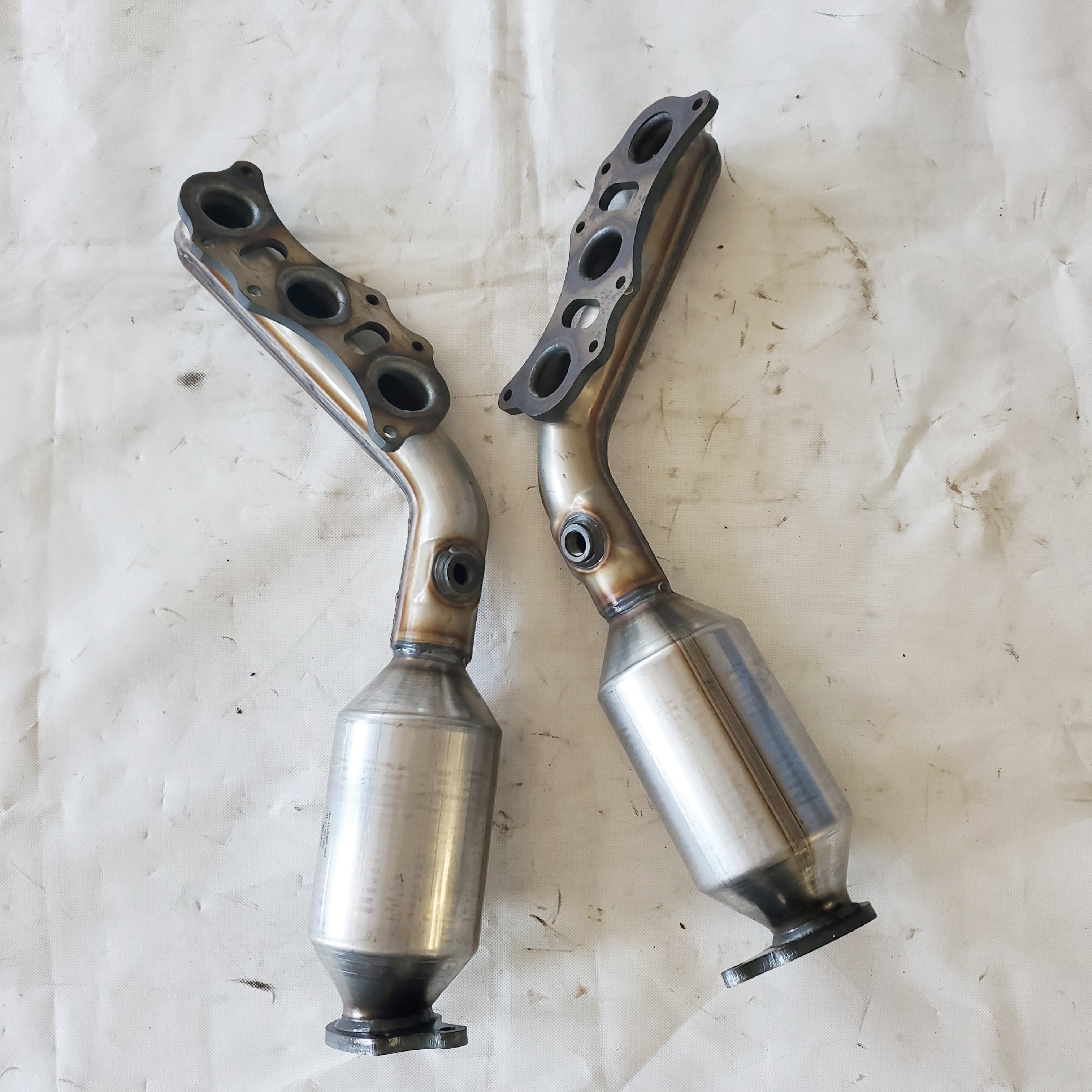 China Best Quality Universal Three Way Catalytic Converter for Toyota Land Cruiser Prado 4000 Catalyst