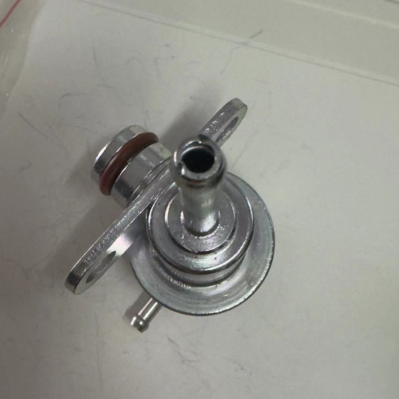 Auto Spare Parts Fuel Pressure Regulator Valve MD173985 Fuel Pressure Regulator MD173985 for Dodge