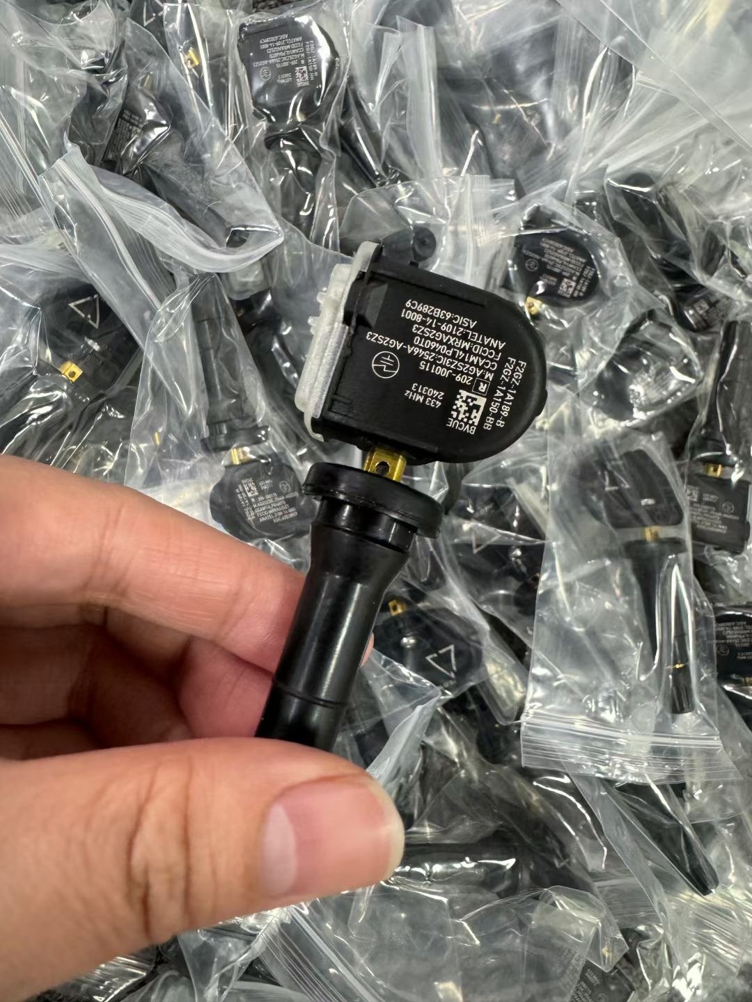 High quality auto part tpms tire pressure sensor oem 13586335 for Buick for Cadillac for Chevrolet