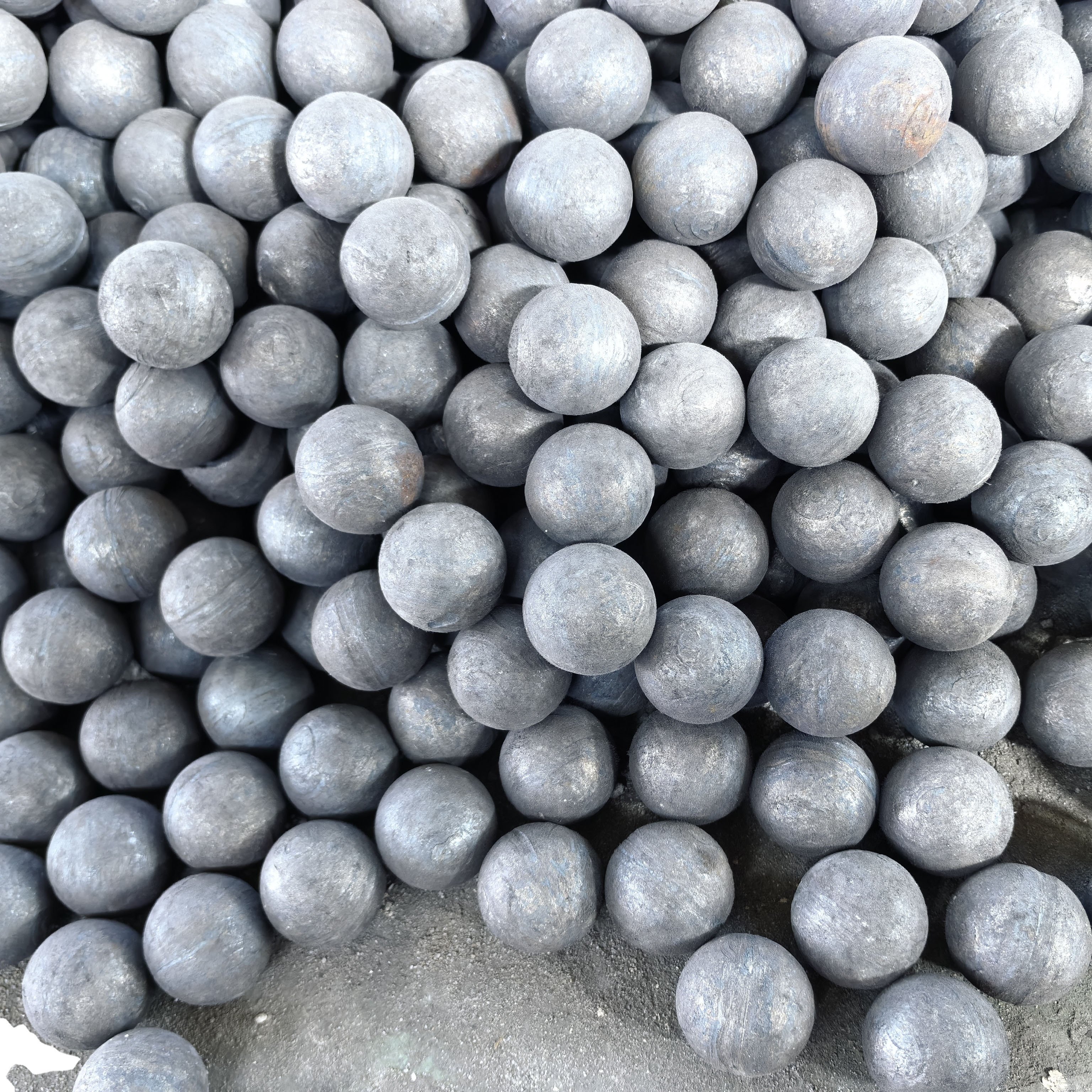 Forged Rolling Steel Balls 20mm-150mm Forged Grinding Media Steel Ball for Mine and Ball Mill Can Be Customized