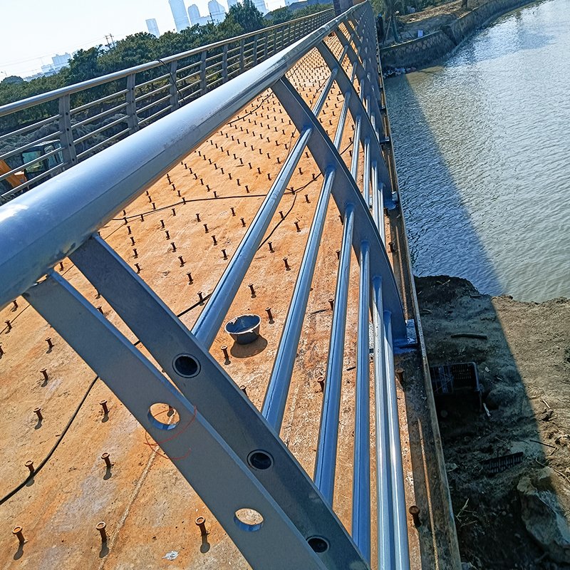 China Prefab Steel Pipe Ball Joint Fabrication Highway Road Guard Rails Bridge Guardrail Balustrades Porch Handrails Railings