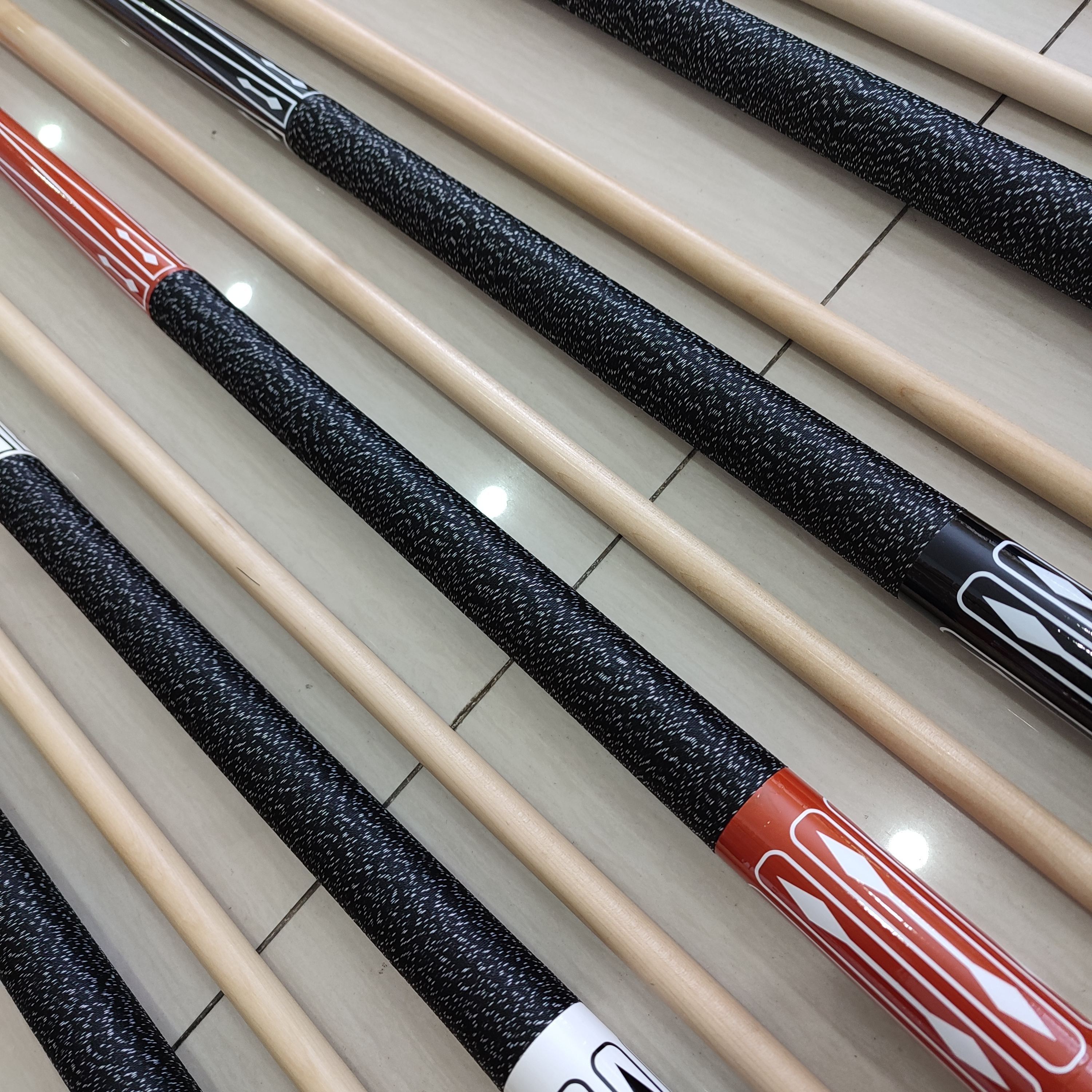 Factory Price 1/2-pc Maple Wood Shaft with Nylon Wire Hand Grip Billiard Cue 57inch 13mm Tip Pool Cue for Sale