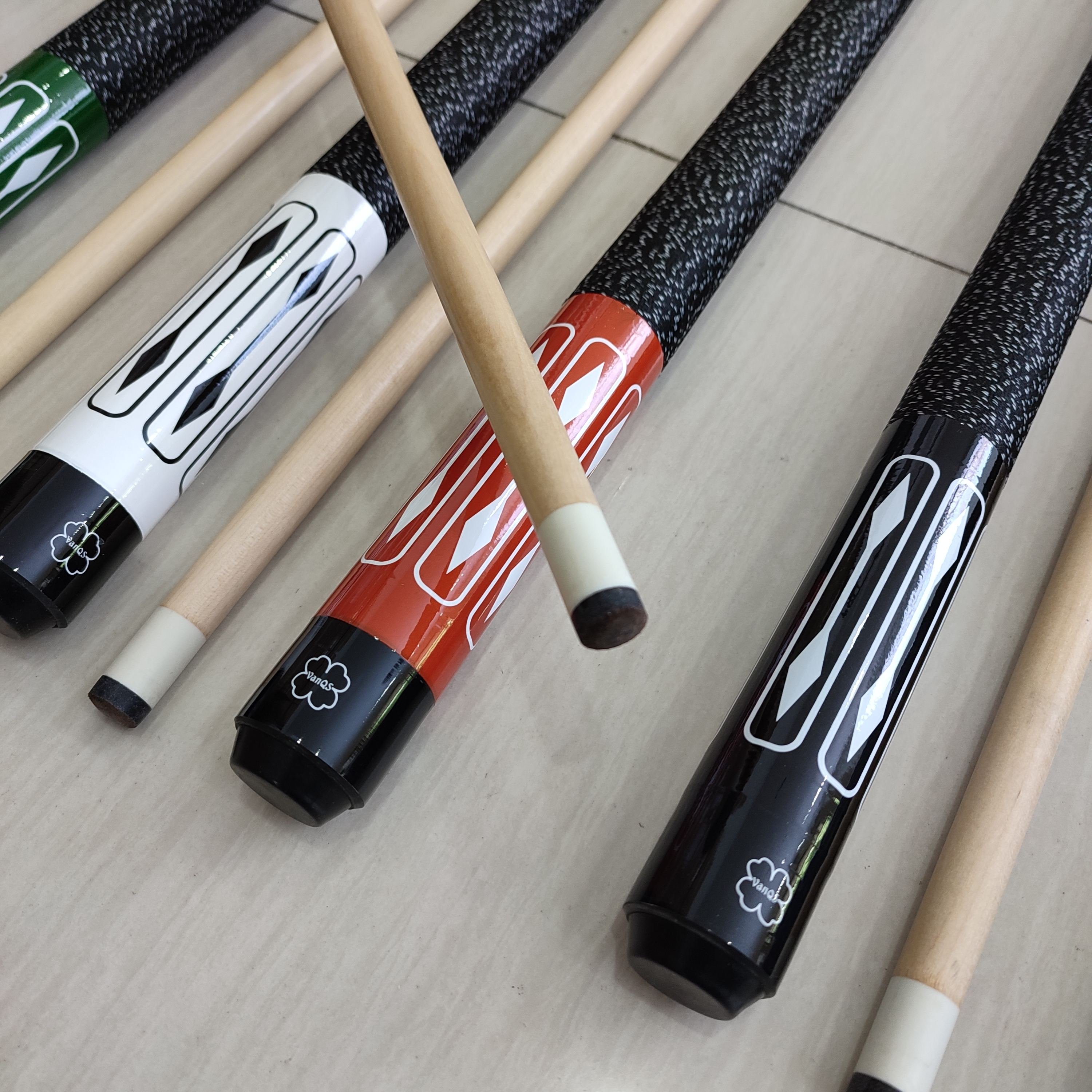 Factory Price 1/2-pc Maple Wood Shaft with Nylon Wire Hand Grip Billiard Cue 57inch 13mm Tip Pool Cue for Sale