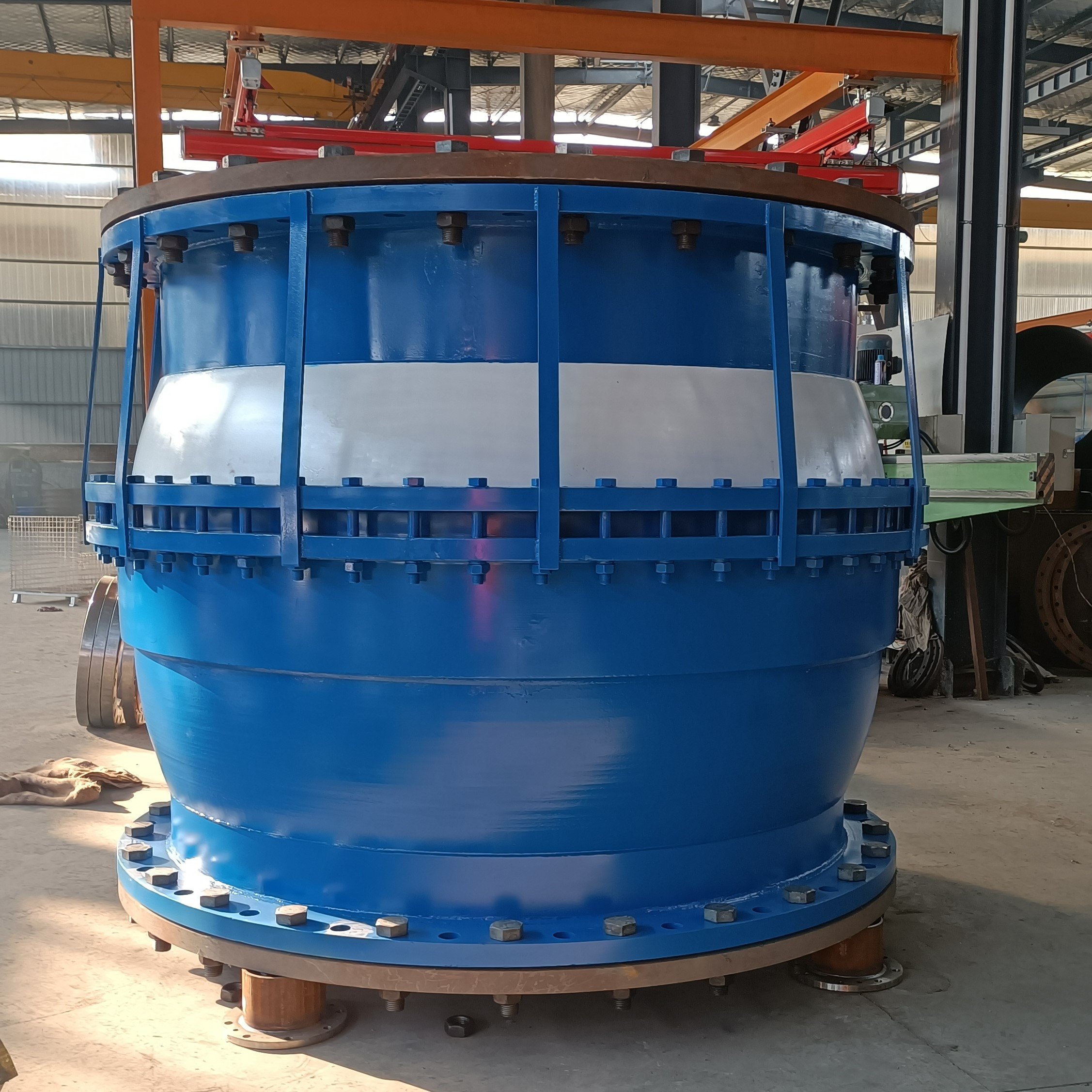Anti-Settlement Universal Joint Spherical Compensator for Heat Pipes