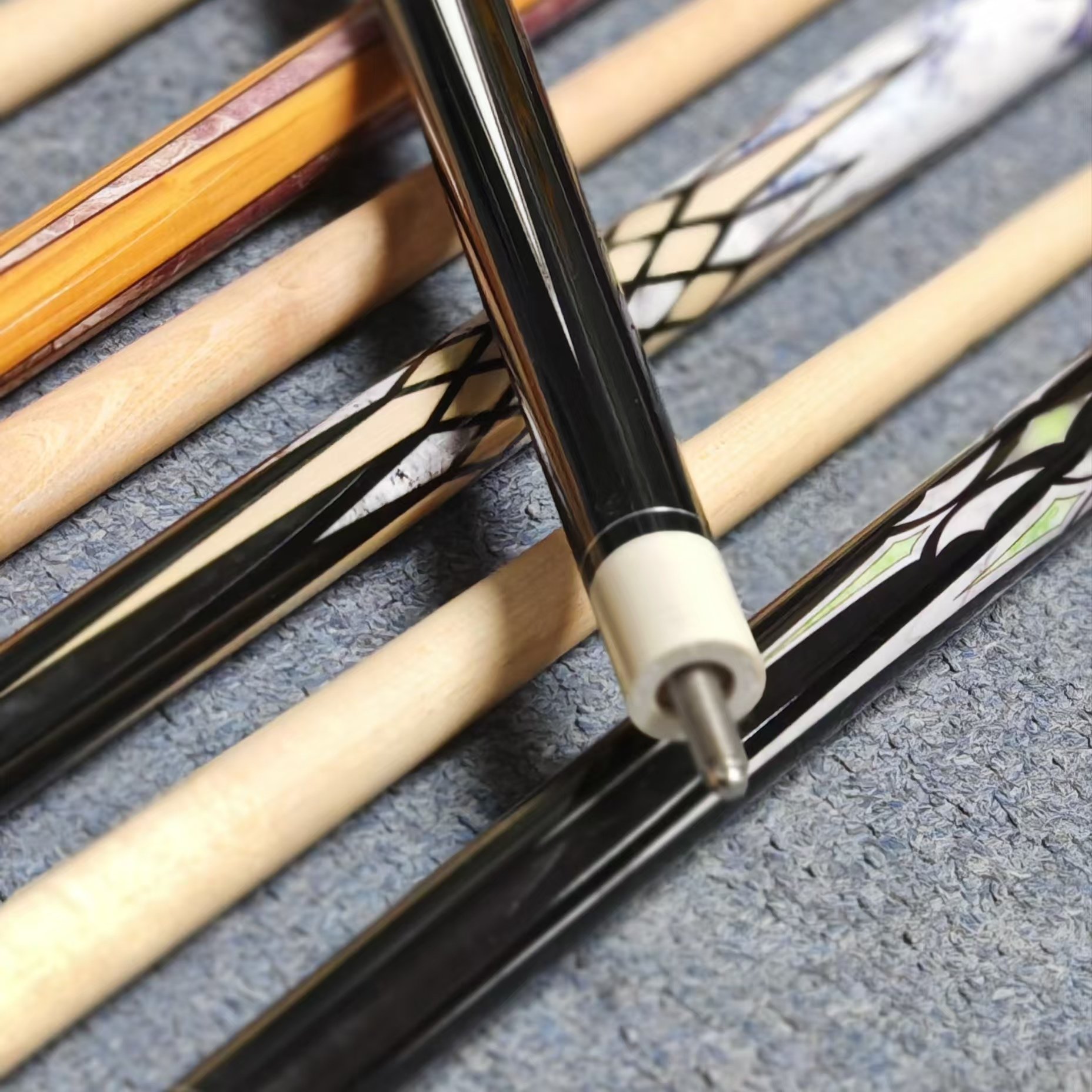 Popular Sell Multi Colors Maple Wood 57" 13mm Tip 1/2 Billiard Pool Cue for Sale