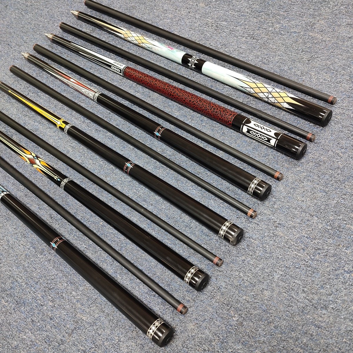 New Wholesale Price Billiard 1/2-PC Carbon Fiber Pool Cue 12mm Tip 57Inch Length for Sale by Random Color Delivery