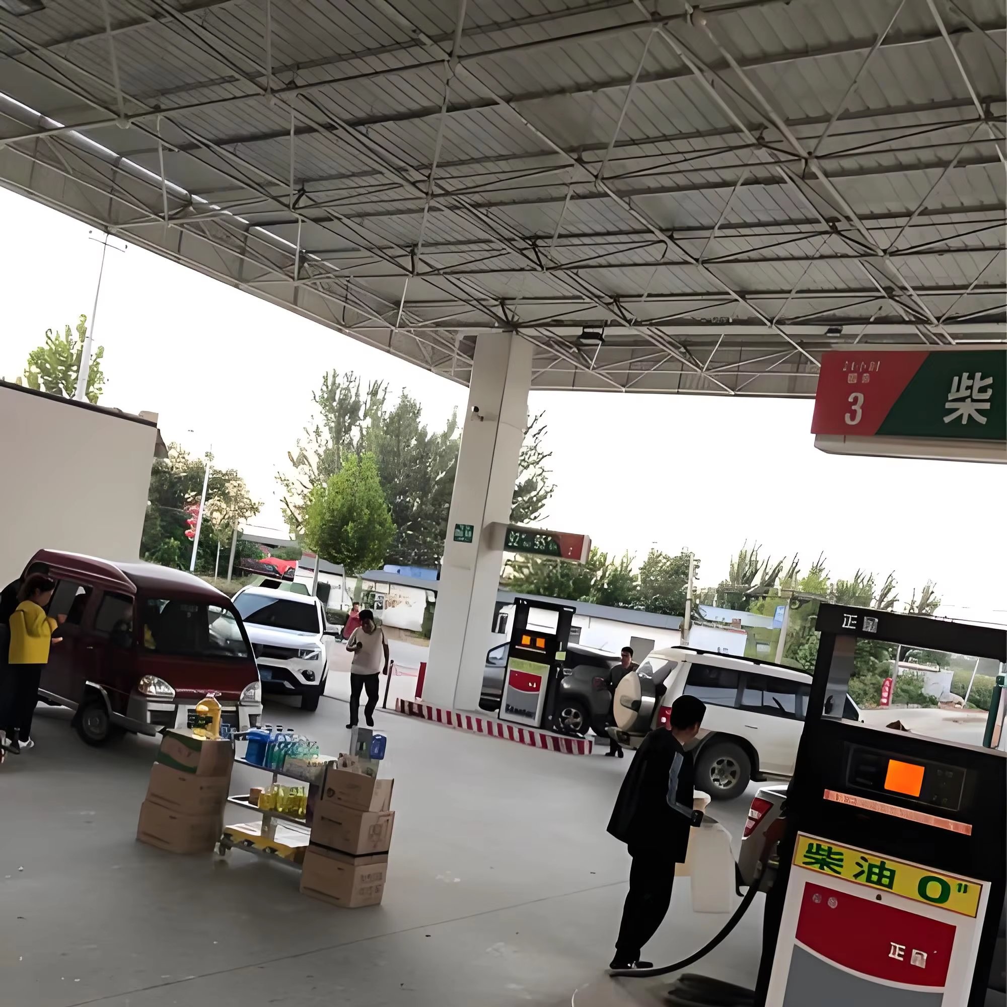 Customized Gas Station Canopy with Galvanized Steel Space Frame Structure Roof Design