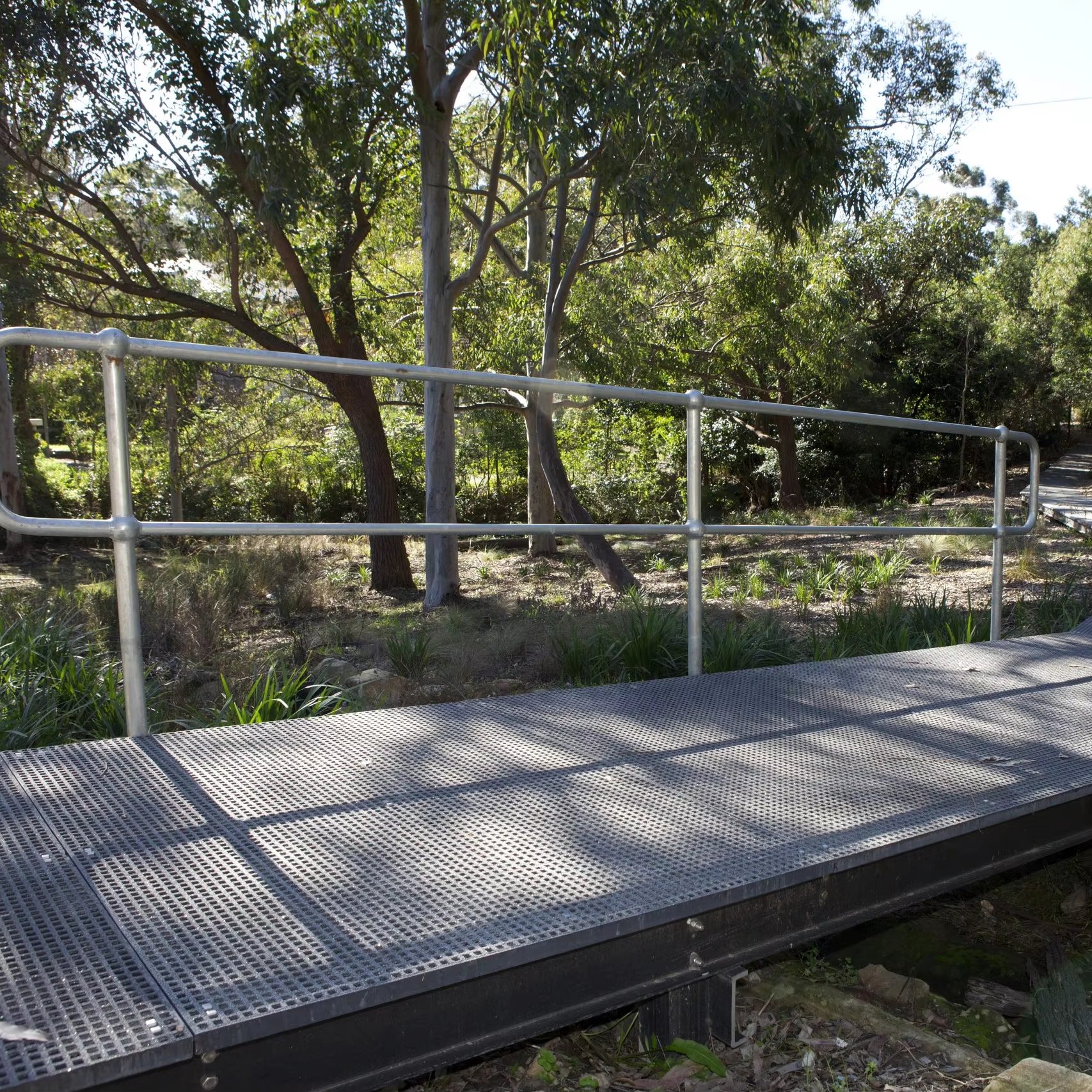 Manufacturers Provide Galvanized Steel Standard Welded Ball Joint Railings and Handrails That Are Easy to Install
