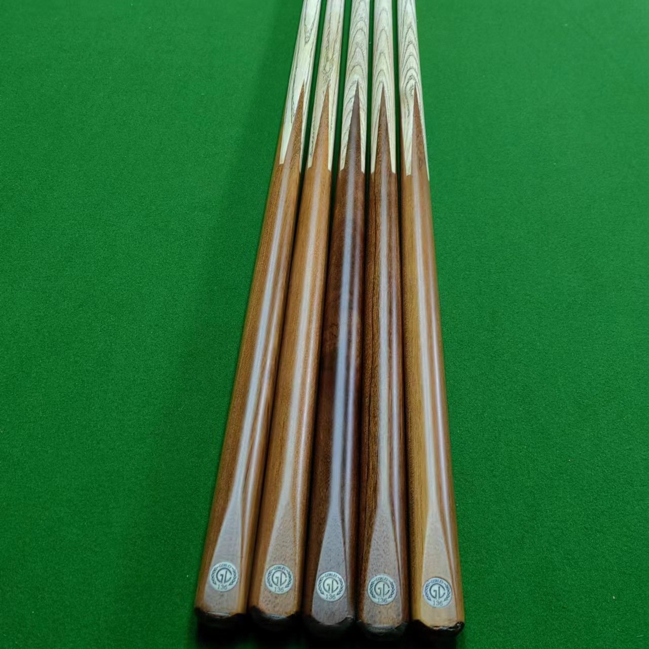 Ash Wood Black 8 Ball Pool Cue Single-section Snooker Cue Stick Billiard Wood English Small Head The Club House Cue