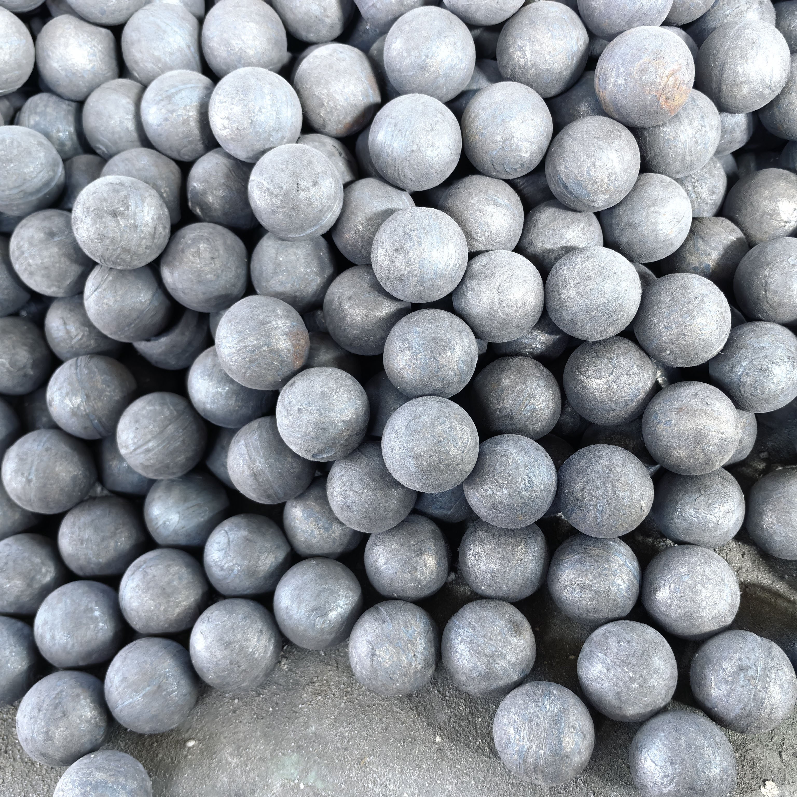 High Quality Dimensions 20mm to 150mm Forged Steel Grinding Ball for Mining