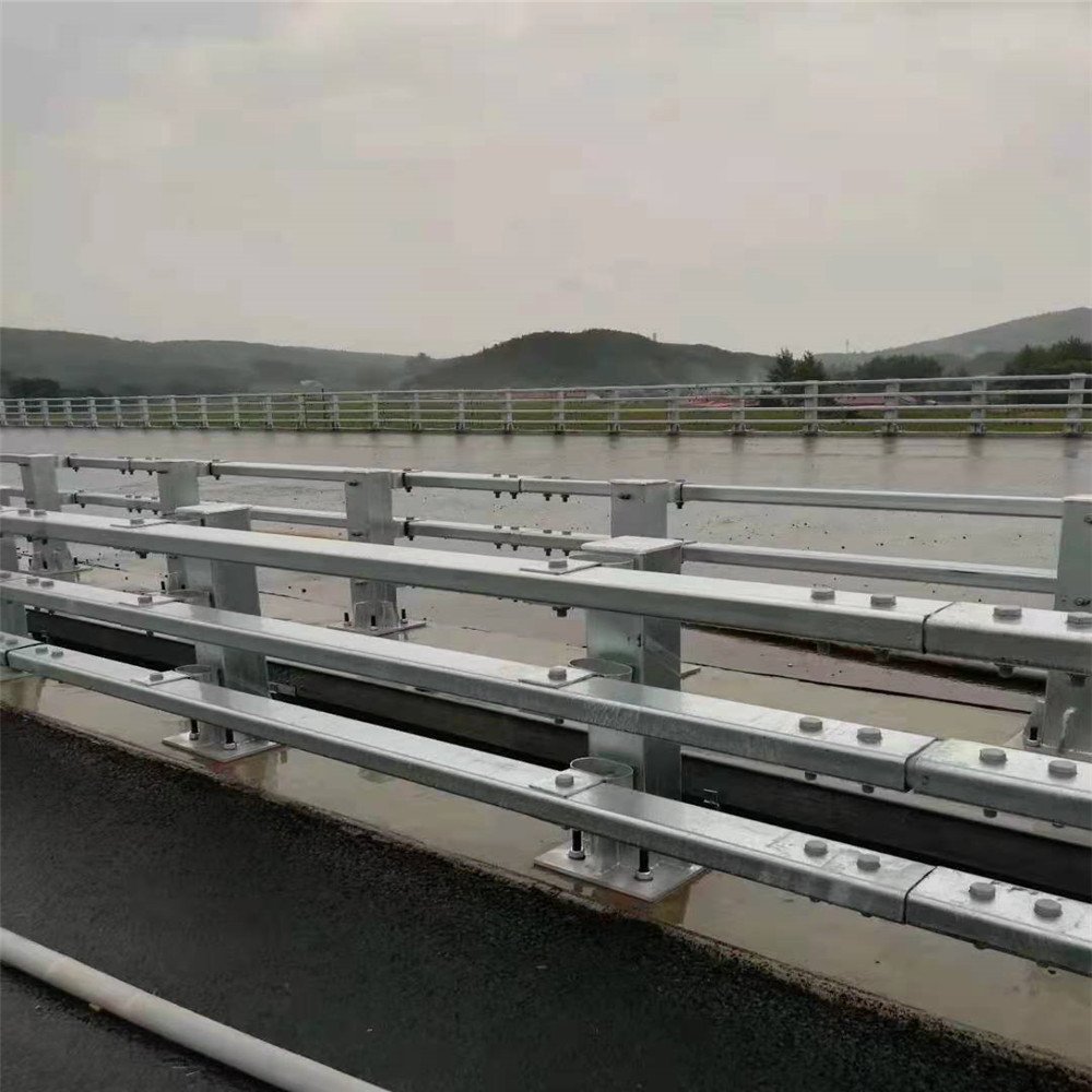 China Prefab Steel Pipe Ball Joint Fabrication Highway Road Guard Rails Bridge Guardrail Balustrades Porch Handrails Railings