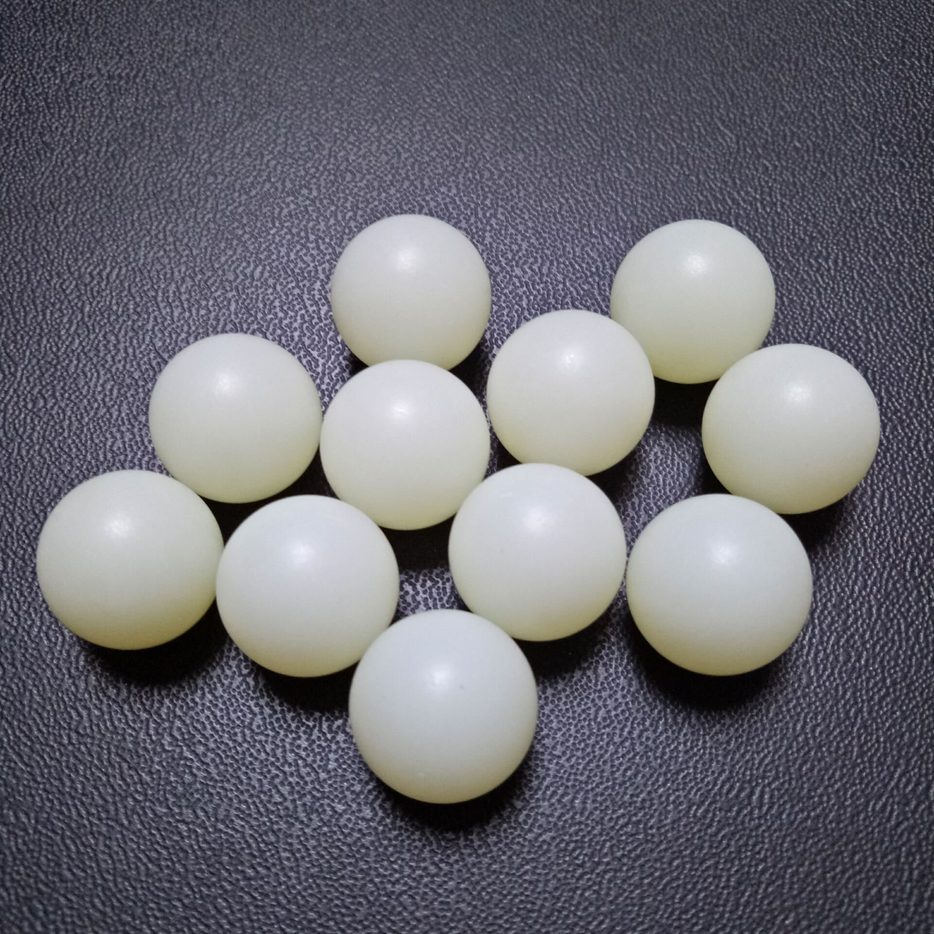 High precision 0.6mm - 200mm white PP Nylon POM ABS PS PTFE plastic ball solid small plastic balls wholesale
