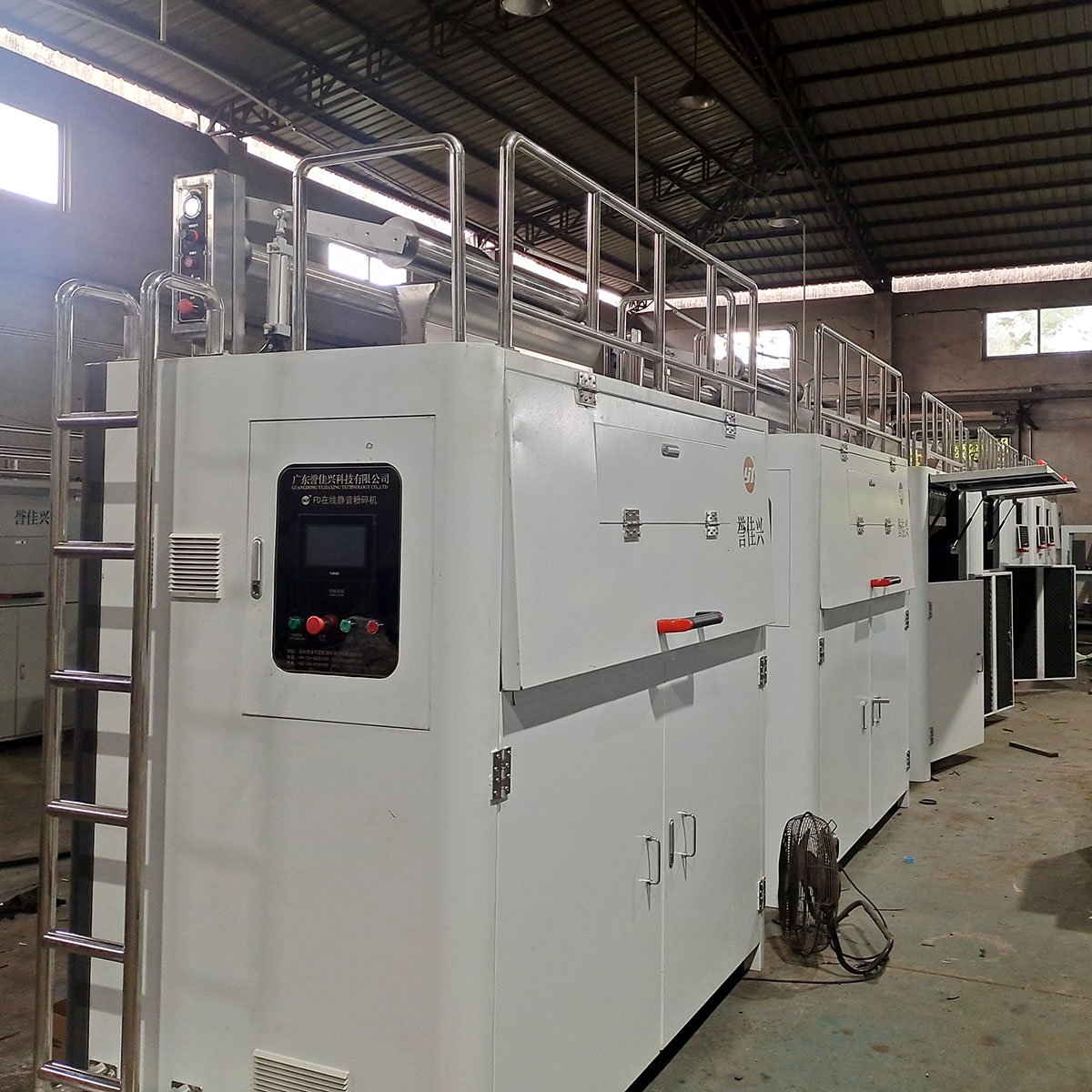 High Quality Plastic Online Crusher Soundproof equip with PP/PS/PET/PLA Thermoforming Machine
