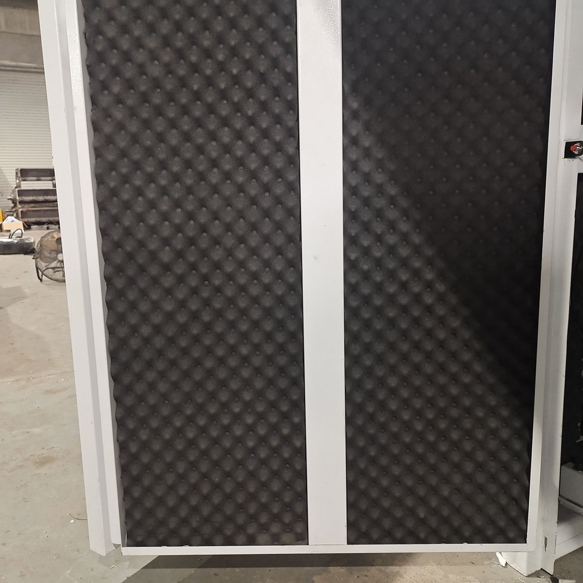 High Quality Plastic Online Crusher Soundproof equip with PP/PS/PET/PLA Thermoforming Machine
