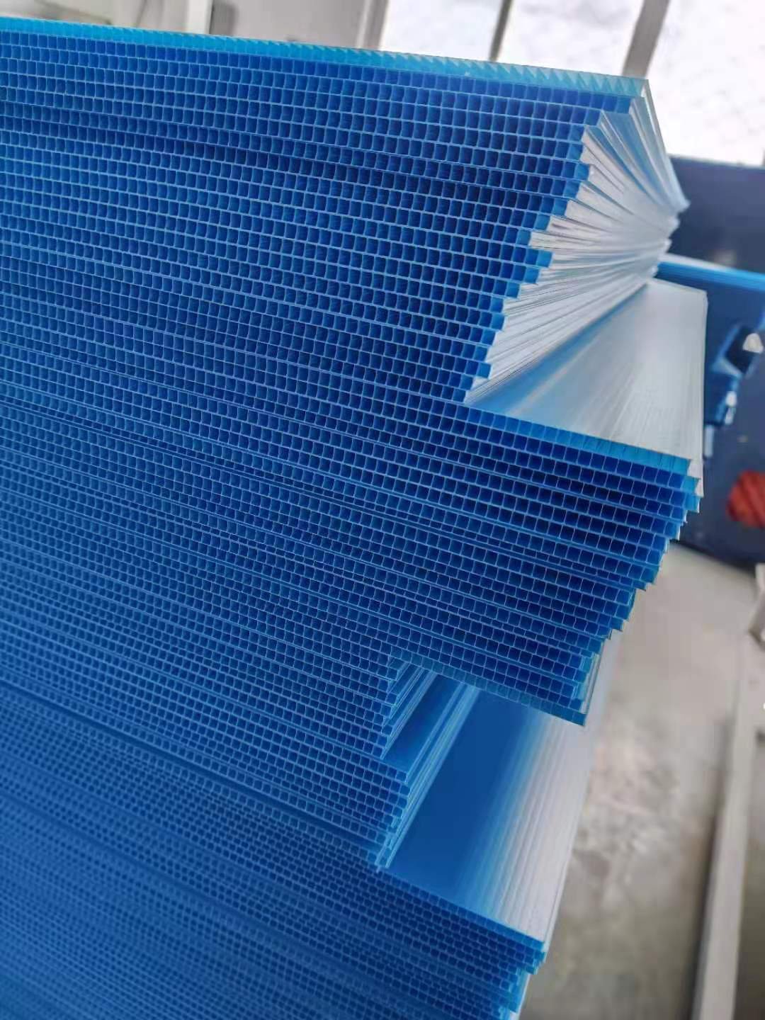 4mm 24" X 18" High OEM Polypropylene Corrugated Plastic PP Hollow Coroplast Board for Graphic