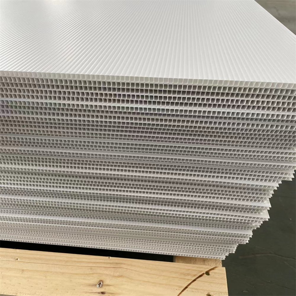 Screen Printable Customized Red Colour 400Gsm 2mm Strong Recyclable PP Hollow Board for Packing Solutions