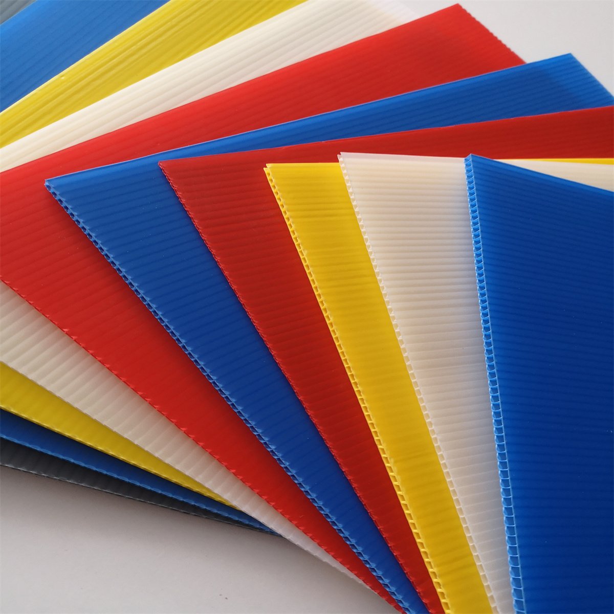 Screen Printable Customized Red Colour 400Gsm 2mm Strong Recyclable PP Hollow Board for Packing Solutions