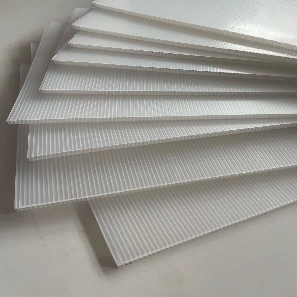 Screen Printable Customized Red Colour 400Gsm 2mm Strong Recyclable PP Hollow Board for Packing Solutions