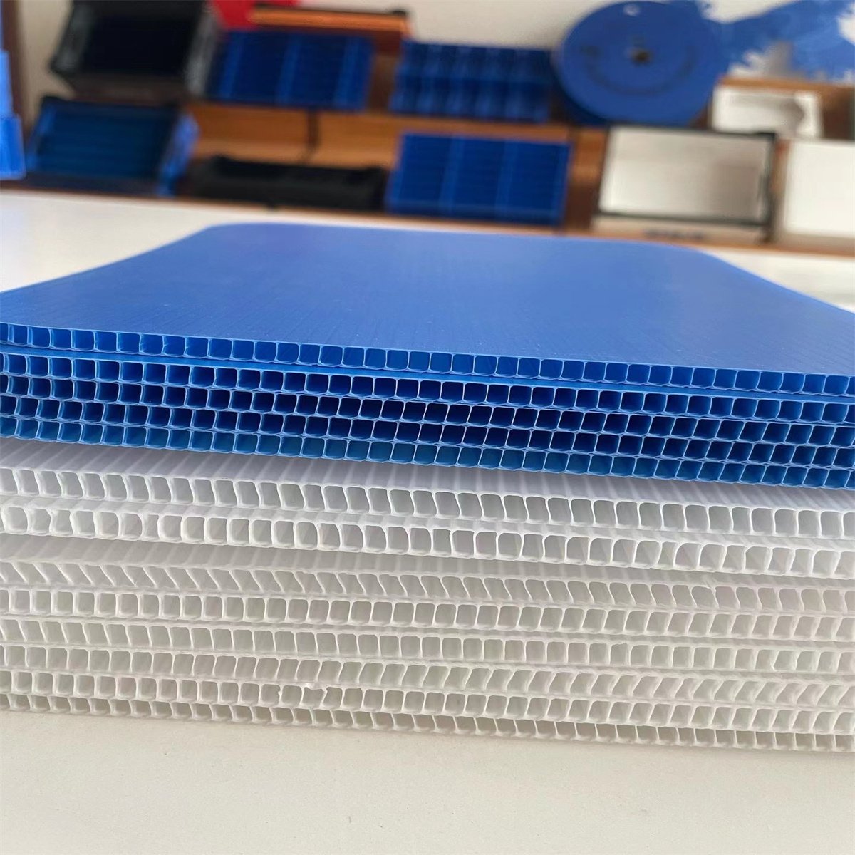 Screen Printable Customized Red Colour 400Gsm 2mm Strong Recyclable PP Hollow Board for Packing Solutions