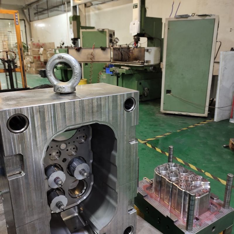 HYM Factory Custom injection mould OEM plastic injection insert molding pp pc abs parts products injection moulding plastic case