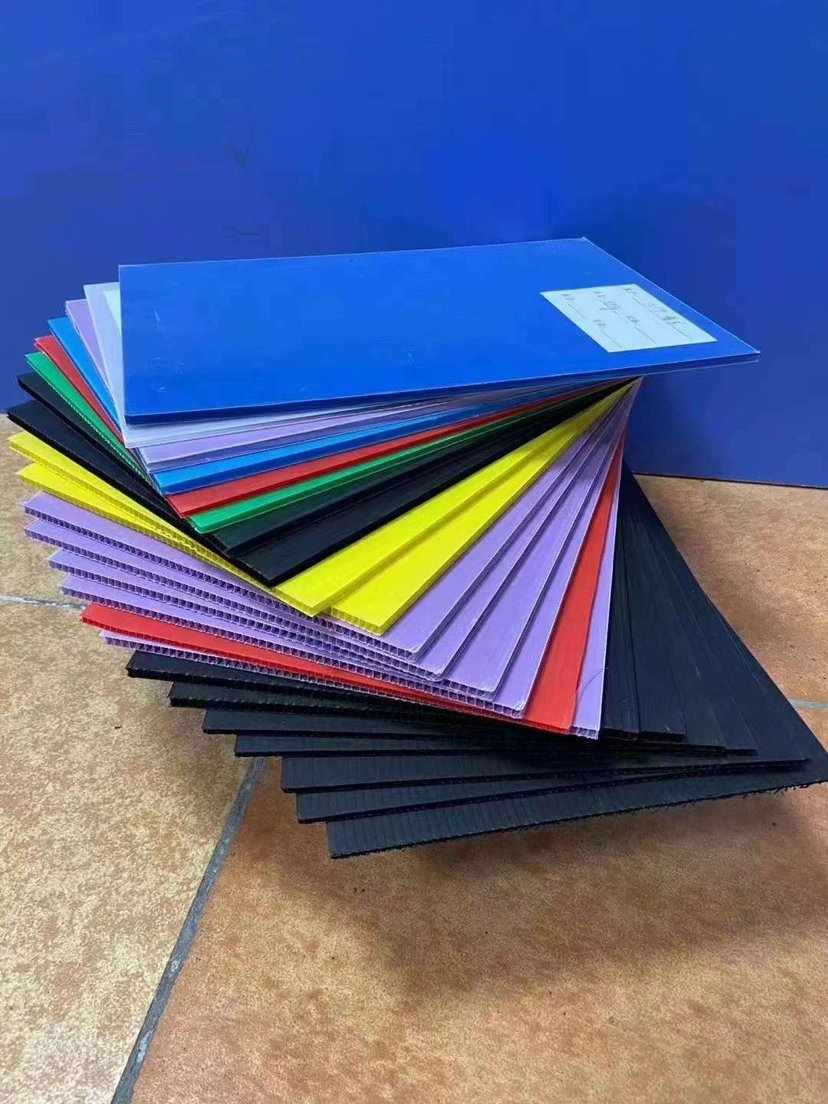 4mm Thick 4'x8' Corrugated Plastic Sheet PP Corrugated Sheet for Various Applications