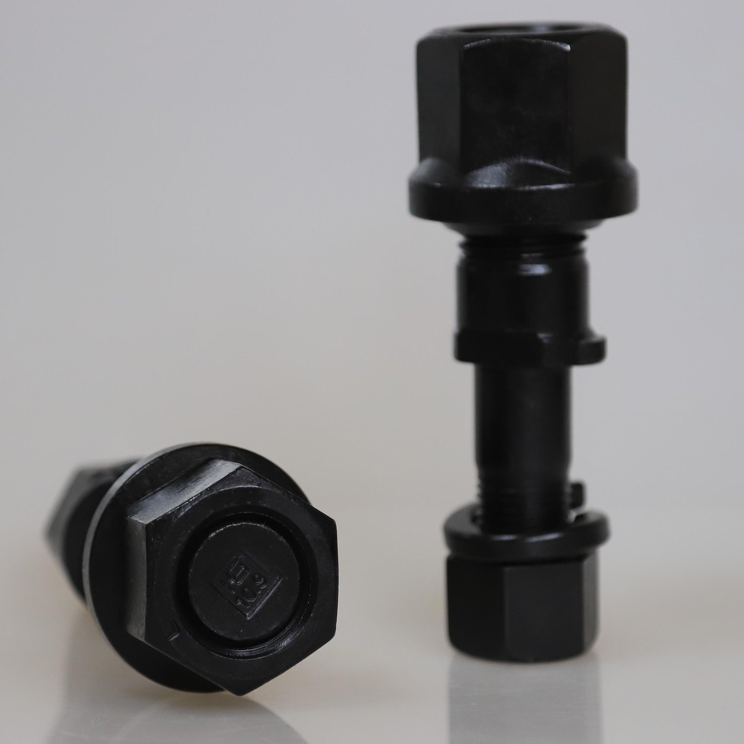 Truck auto parts fastener screw M30X2.0/M22X2.0X110 universal hex hub bolt wheel stud bolt and nut for UNI