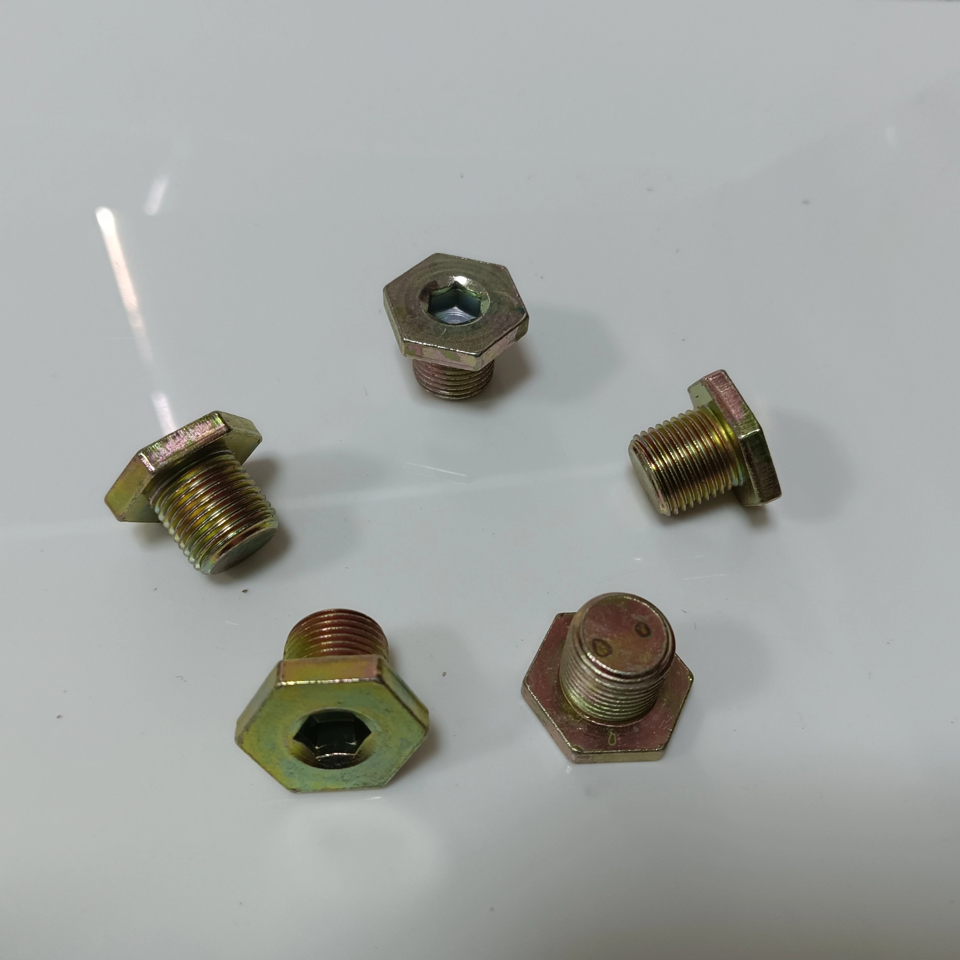 Wholesale Automotive Fasteners oil drain bolt screw nut 30725798 for Volvo V70 (08-) V50/S80 (07-) S40 (04-) C70 (06-) C30