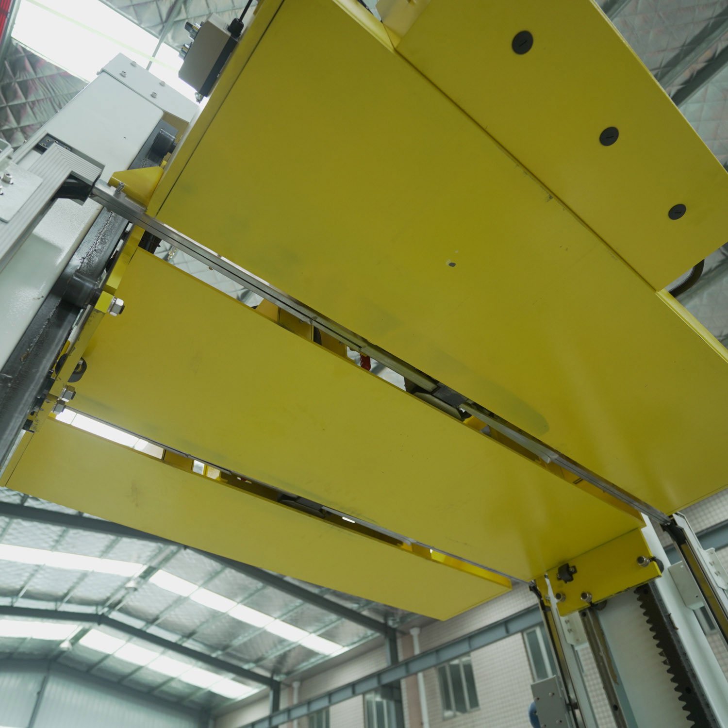 Pallet/Skid/Tray Strapping Machine with Two Strapping Heads for Products Fastening and Protecting in Auto Packaging Line