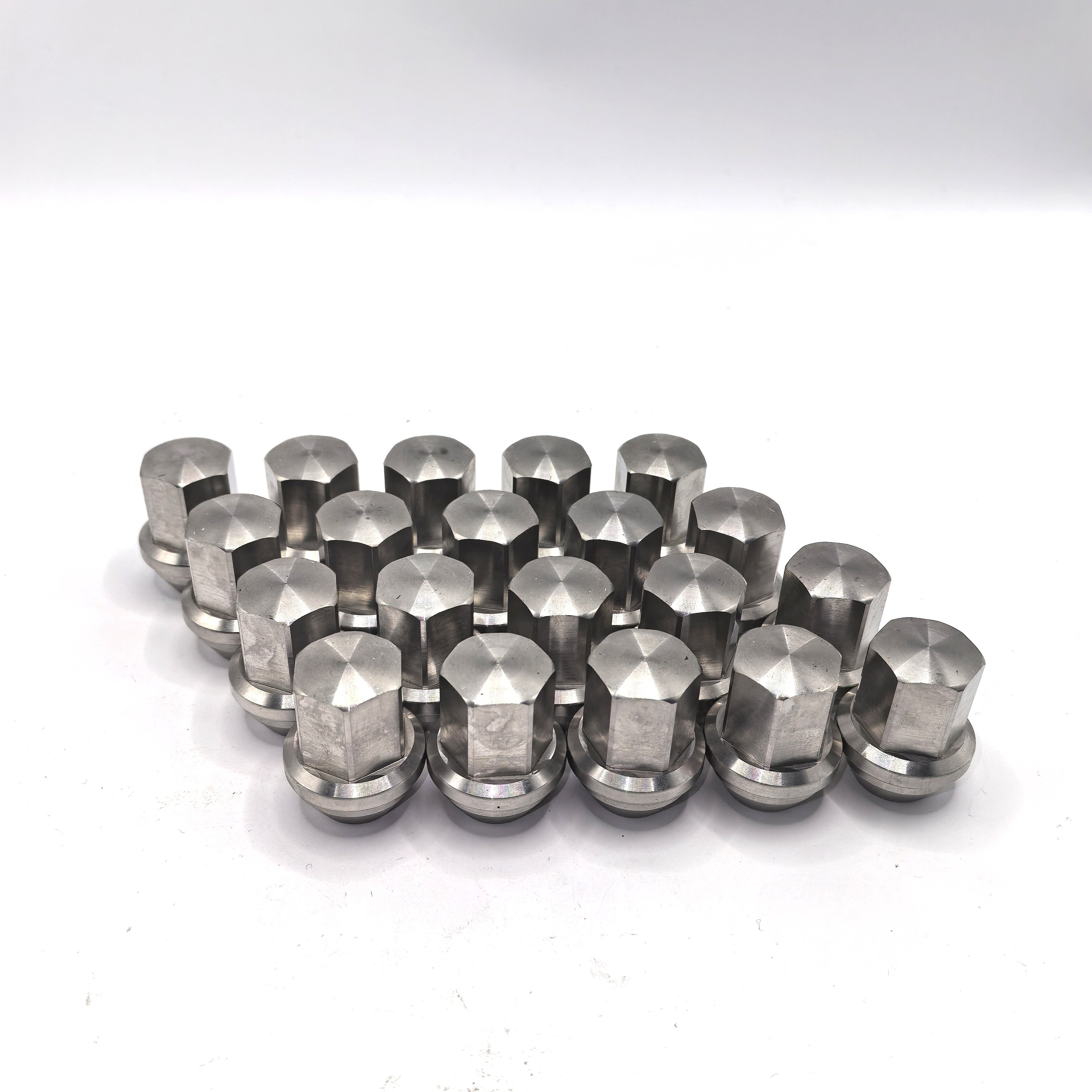 Best Performance 14x1.5 Universal Silver Flat Stainless Steel Car Wheel Lug Nut for Chevrolet Sail 3 Auto Parts Car Nut