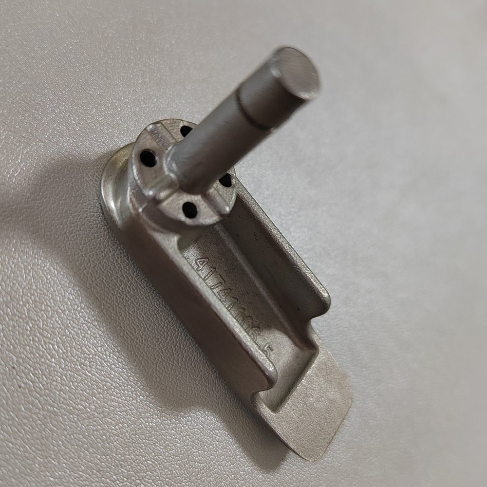 Zinc & Aluminum Alloy Die Casting Parts Steel & Brass Investment Casting Table Fasteners for Airplanes Trains Buses Yachts