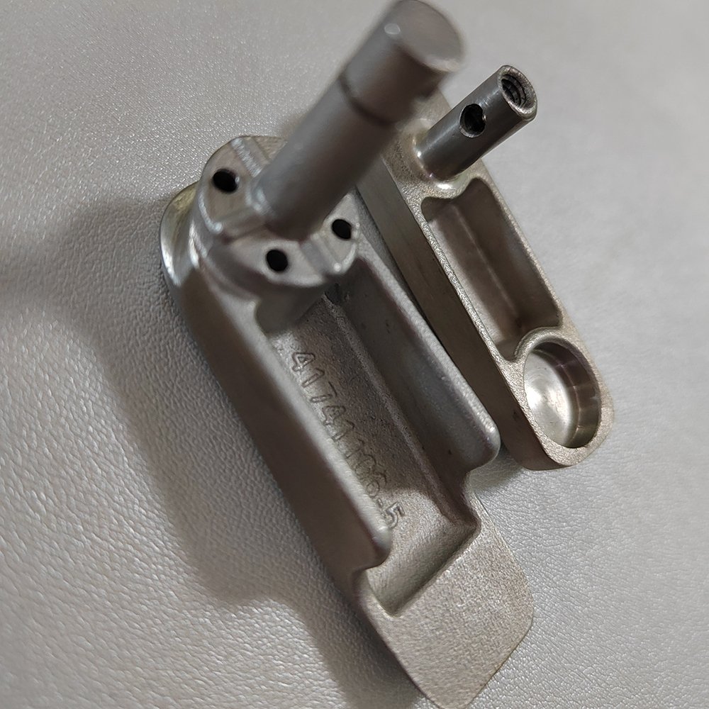 Zinc & Aluminum Alloy Die Casting Parts Steel & Brass Investment Casting Table Fasteners for Airplanes Trains Buses Yachts