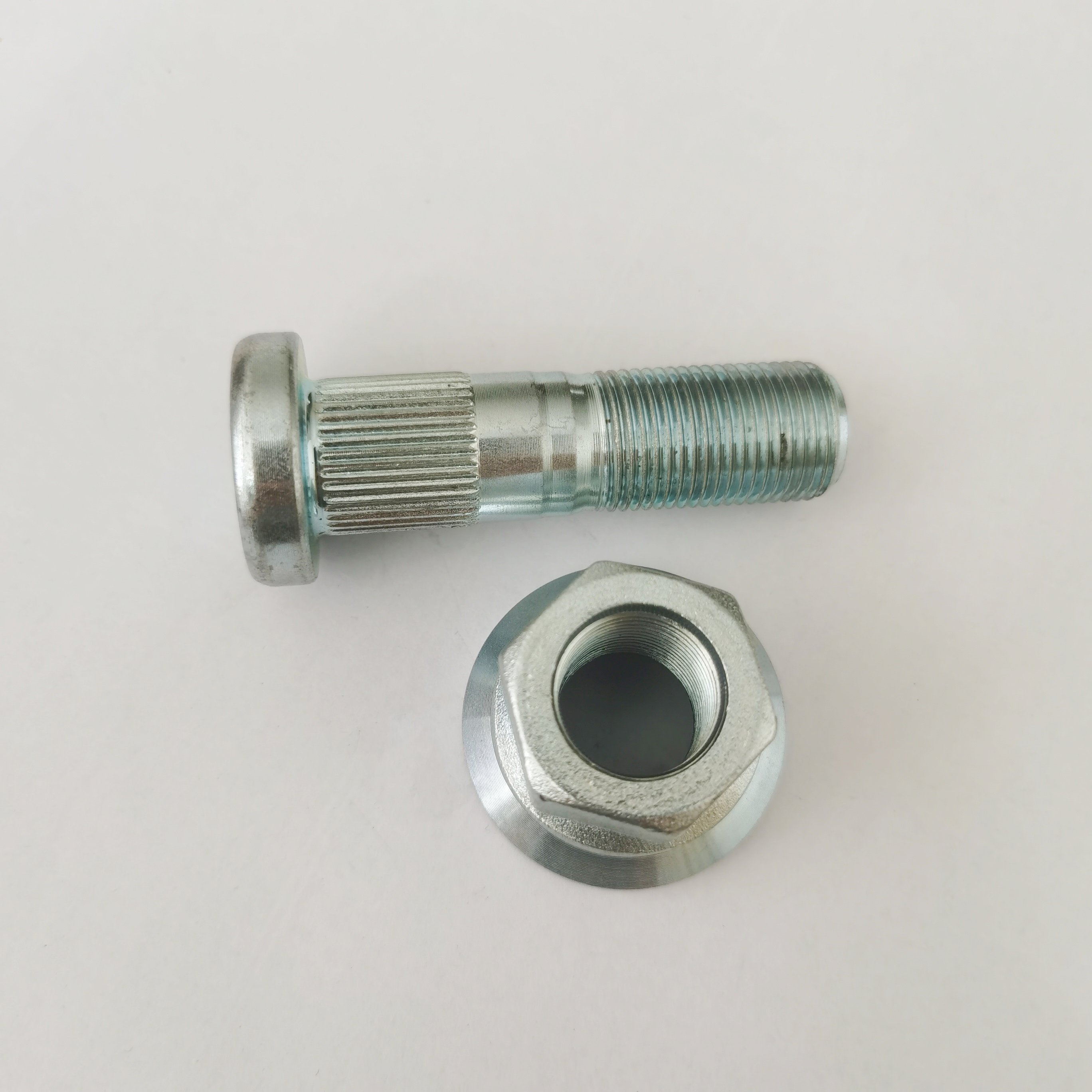 51755-58200 for Hyundai HD65/HD72 Wheel Stud Bolt M18*1.5*65mm