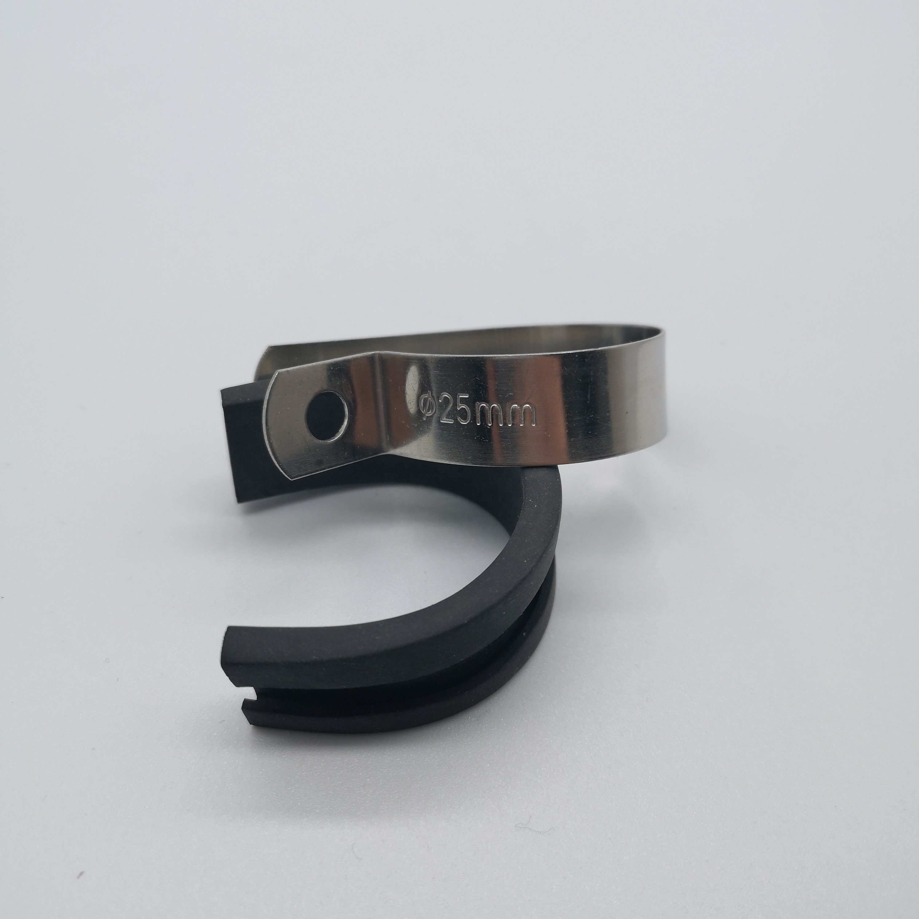 Band 12mm Dia 28mm 304SS P Type Hose Clip Black Conduit Rubber Coated R Clamps