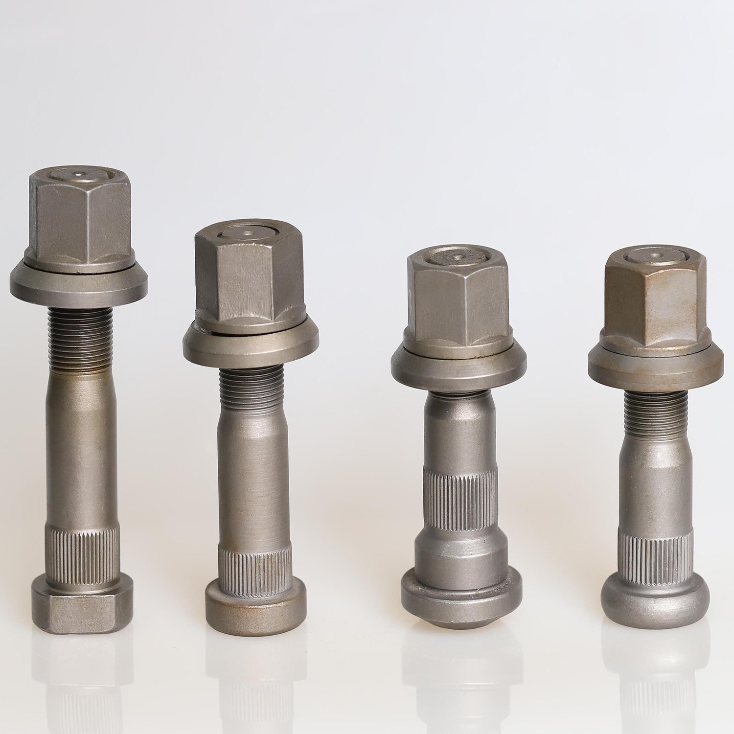 Heavy truck high tensile fastener screw Grade 10.9/12.9 auto parts M22X1.5X95 wheel stud bolt For RENAULT