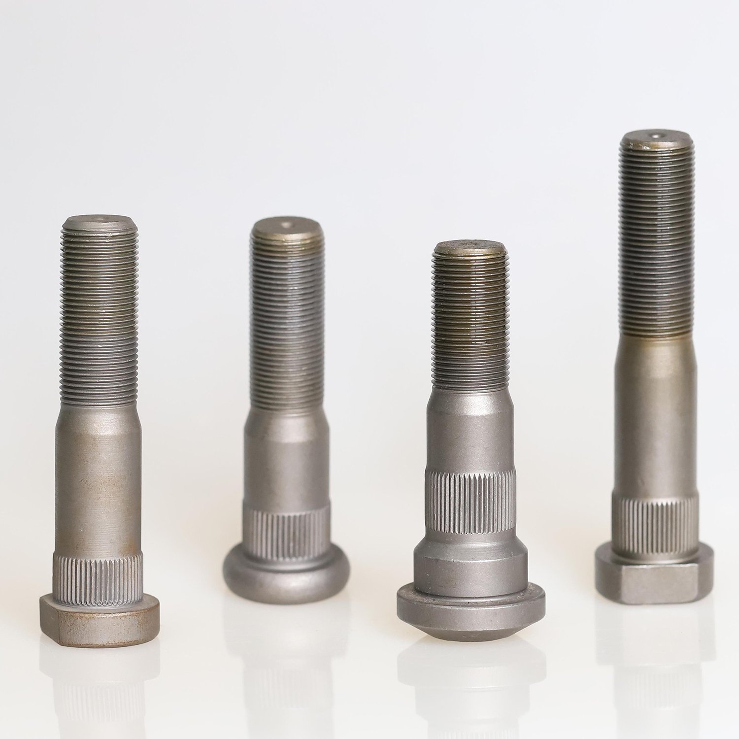 Heavy truck high tensile fastener screw Grade 10.9/12.9 auto parts M22X1.5X95 wheel stud bolt For RENAULT