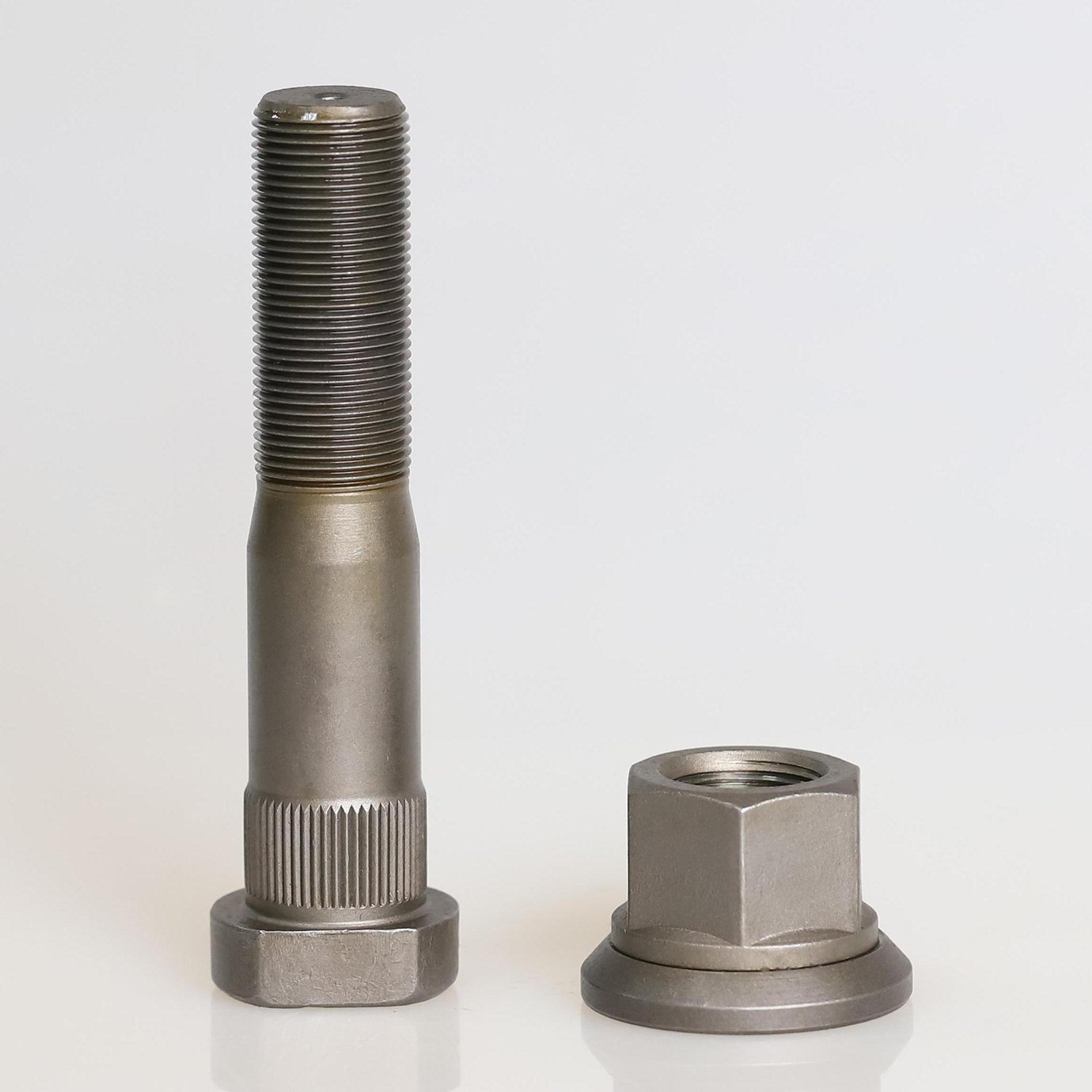 Heavy truck high tensile fastener screw Grade 10.9/12.9 auto parts M22X1.5X95 wheel stud bolt For RENAULT