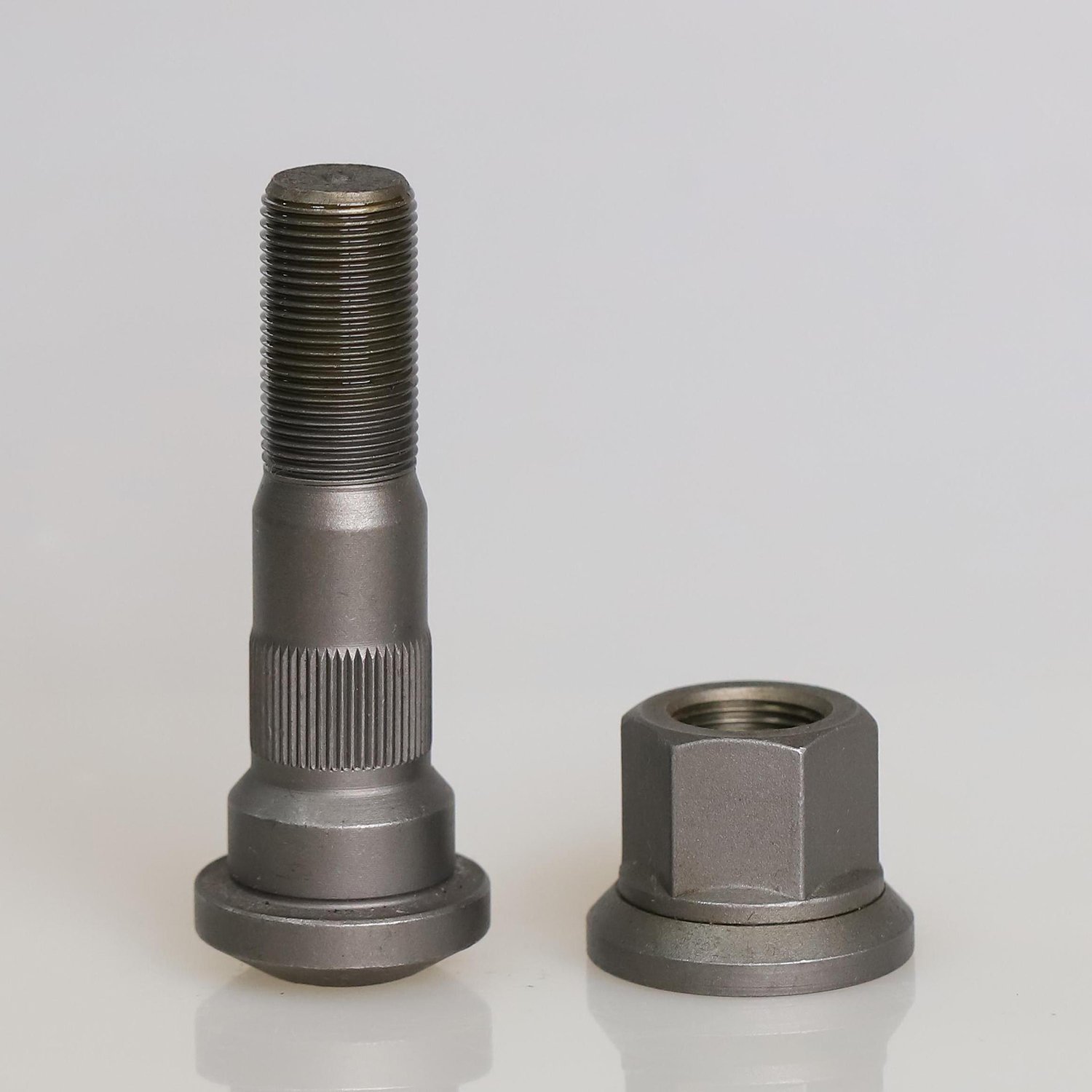 Heavy truck high tensile fastener screw Grade 10.9/12.9 auto parts M22X1.5X95 wheel stud bolt For RENAULT