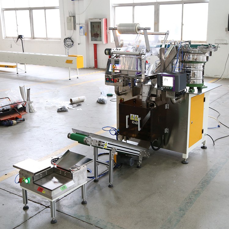 Automatic counting and packing machine for buttons